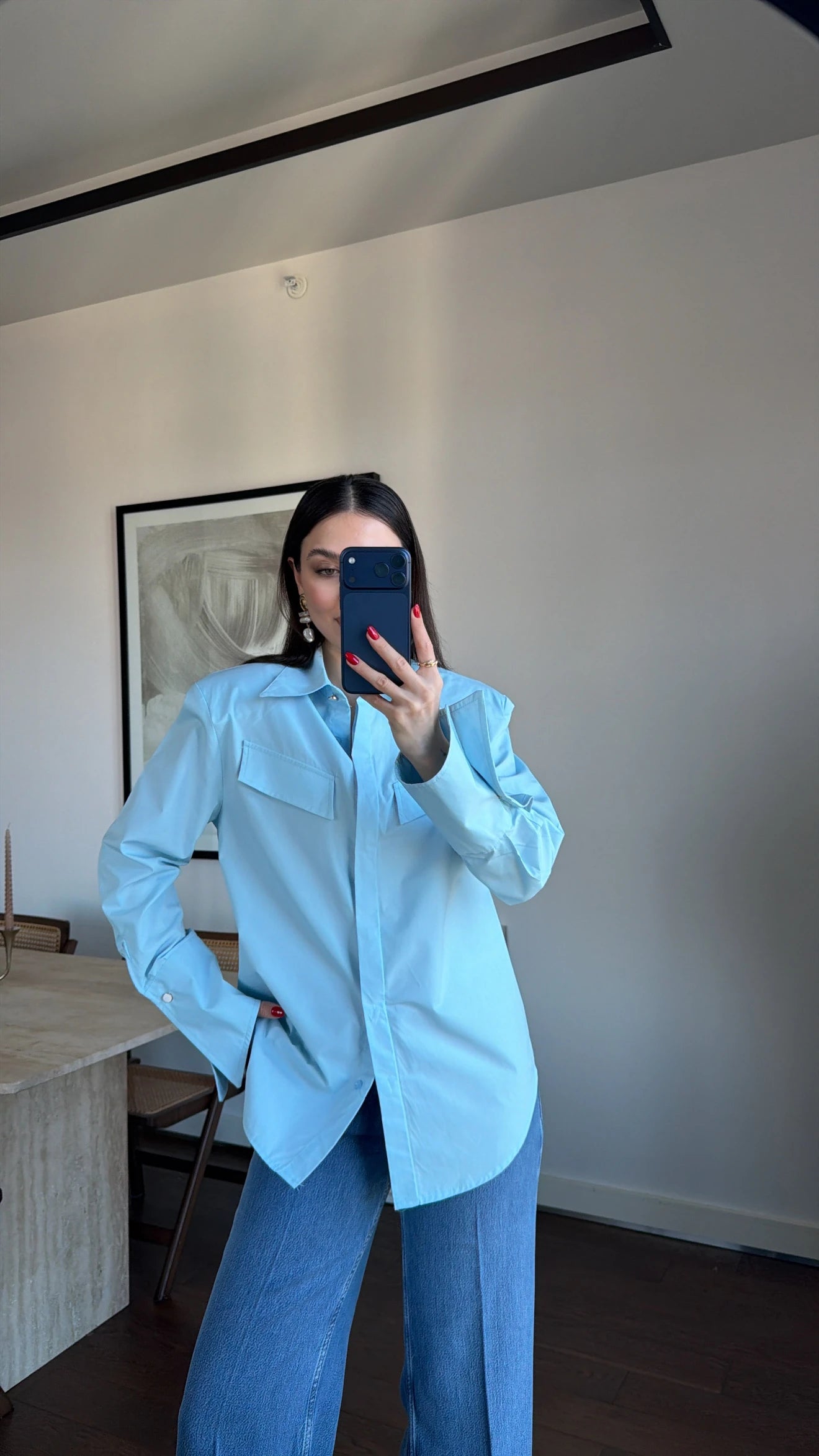Chemise Aurora femme bleu ciel, coupe oversize, poches poitrine, col classique structuré