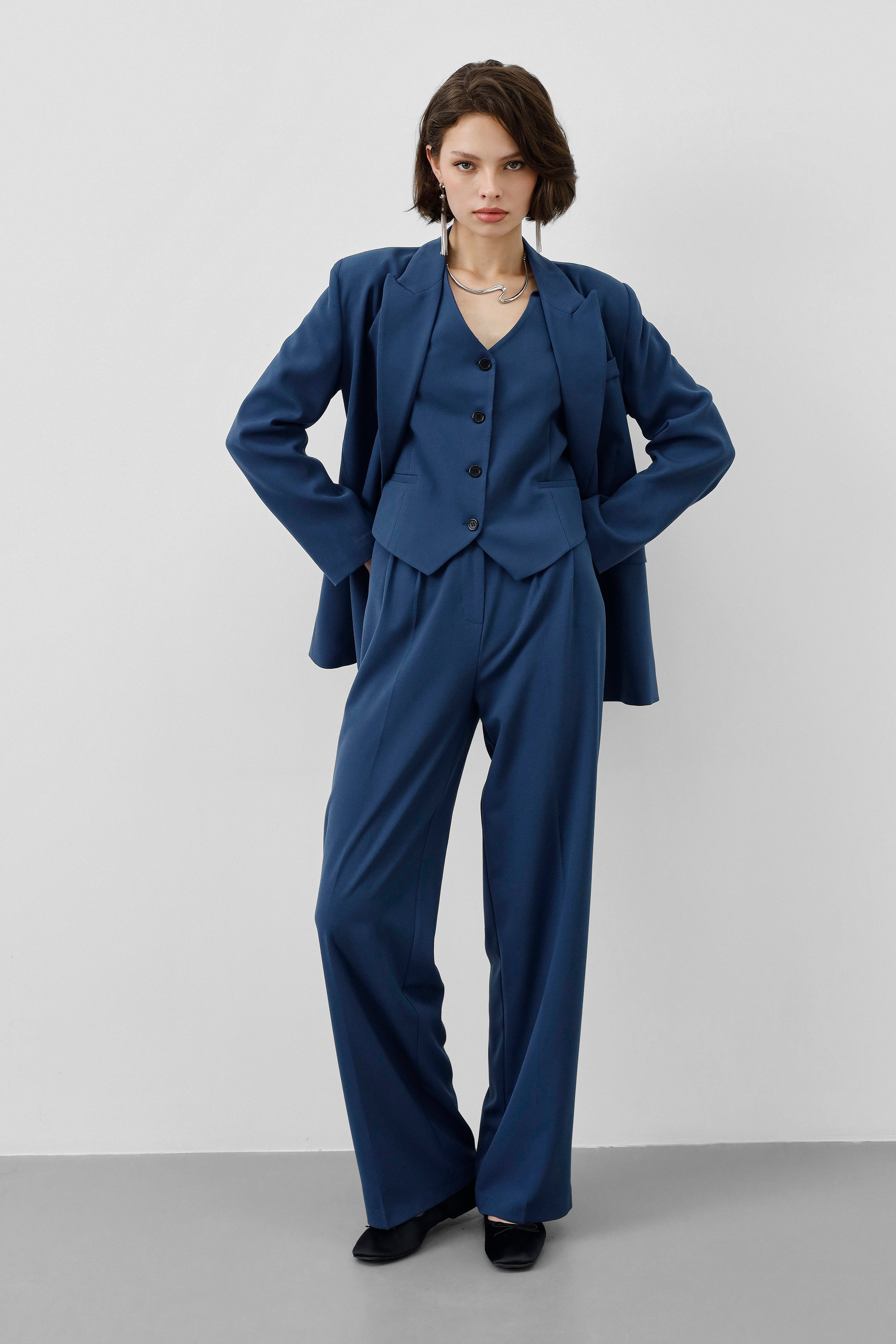 Ensemble Stockholm Bleu Nordique femme, 3 pièces, blazer oversize, gilet cintré, pantalon fluide, bleu nordique, structuré, élégant

