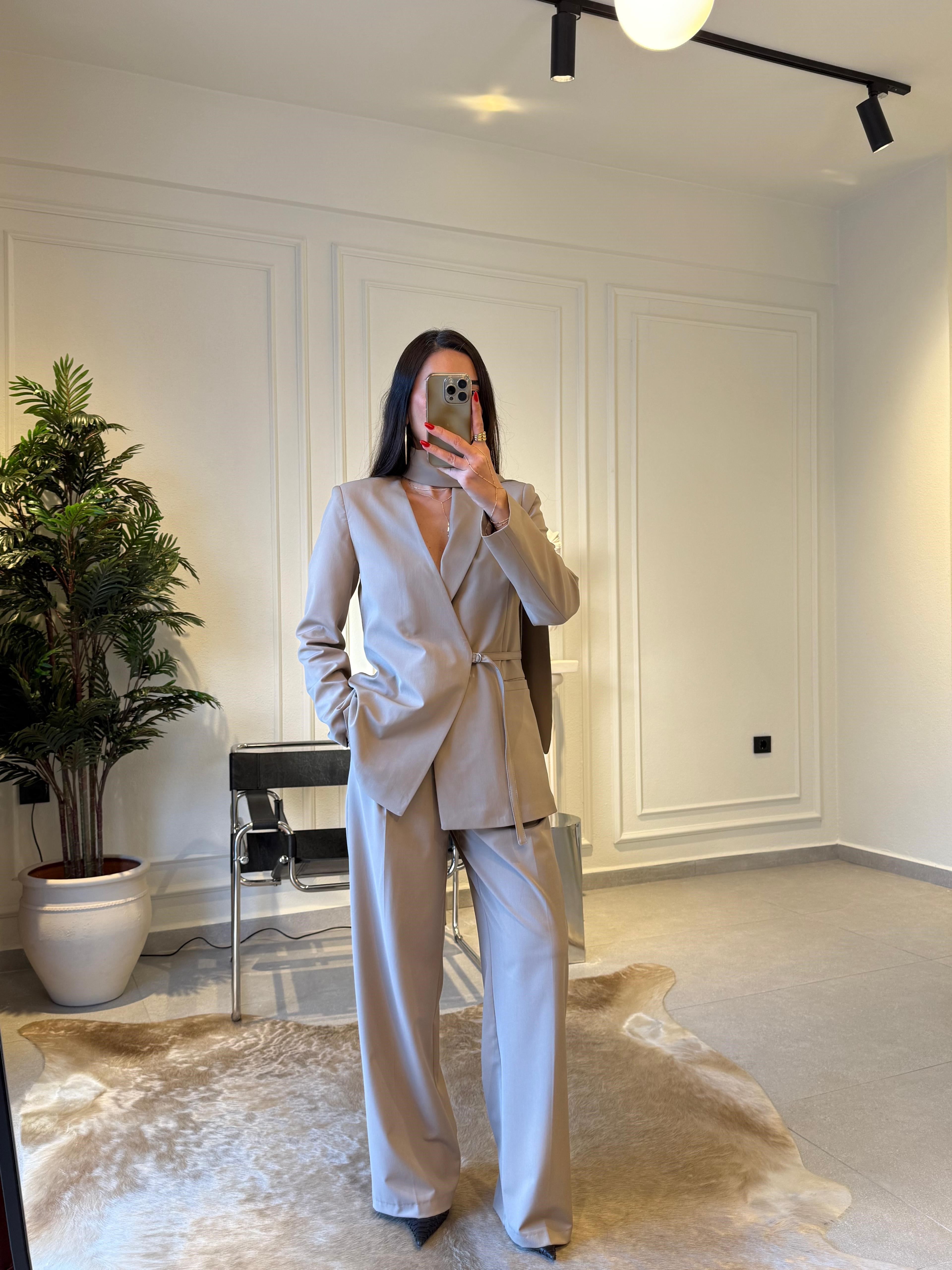 Ensemble tailleur femme Sable Signature, veste asymétrique à nouer, pantalon wide leg, style chic et minimaliste
