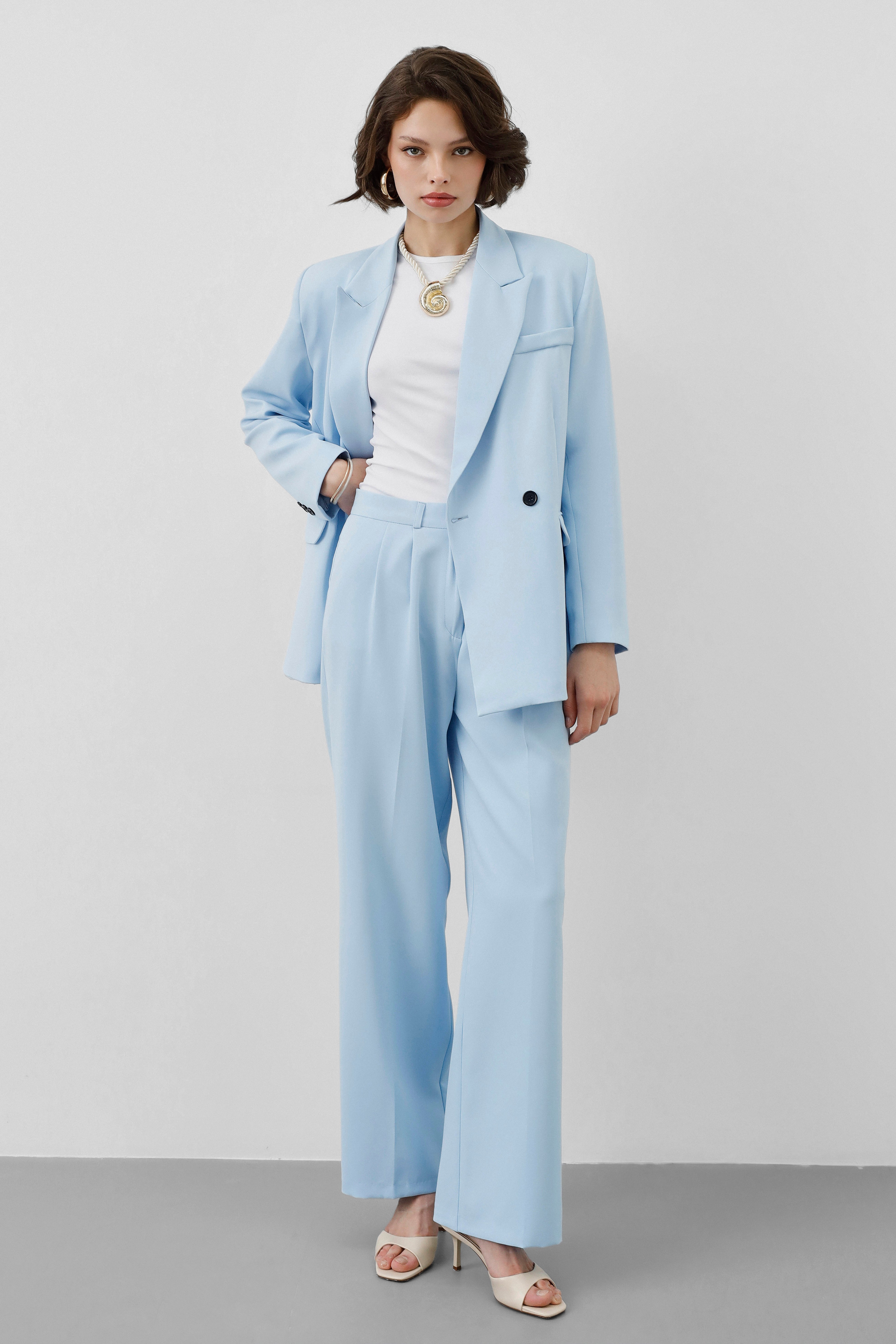 Ensemble Stockholm Ciel Signature femme, blazer croisé, pantalon fluide, bleu ciel, structuré, élégant