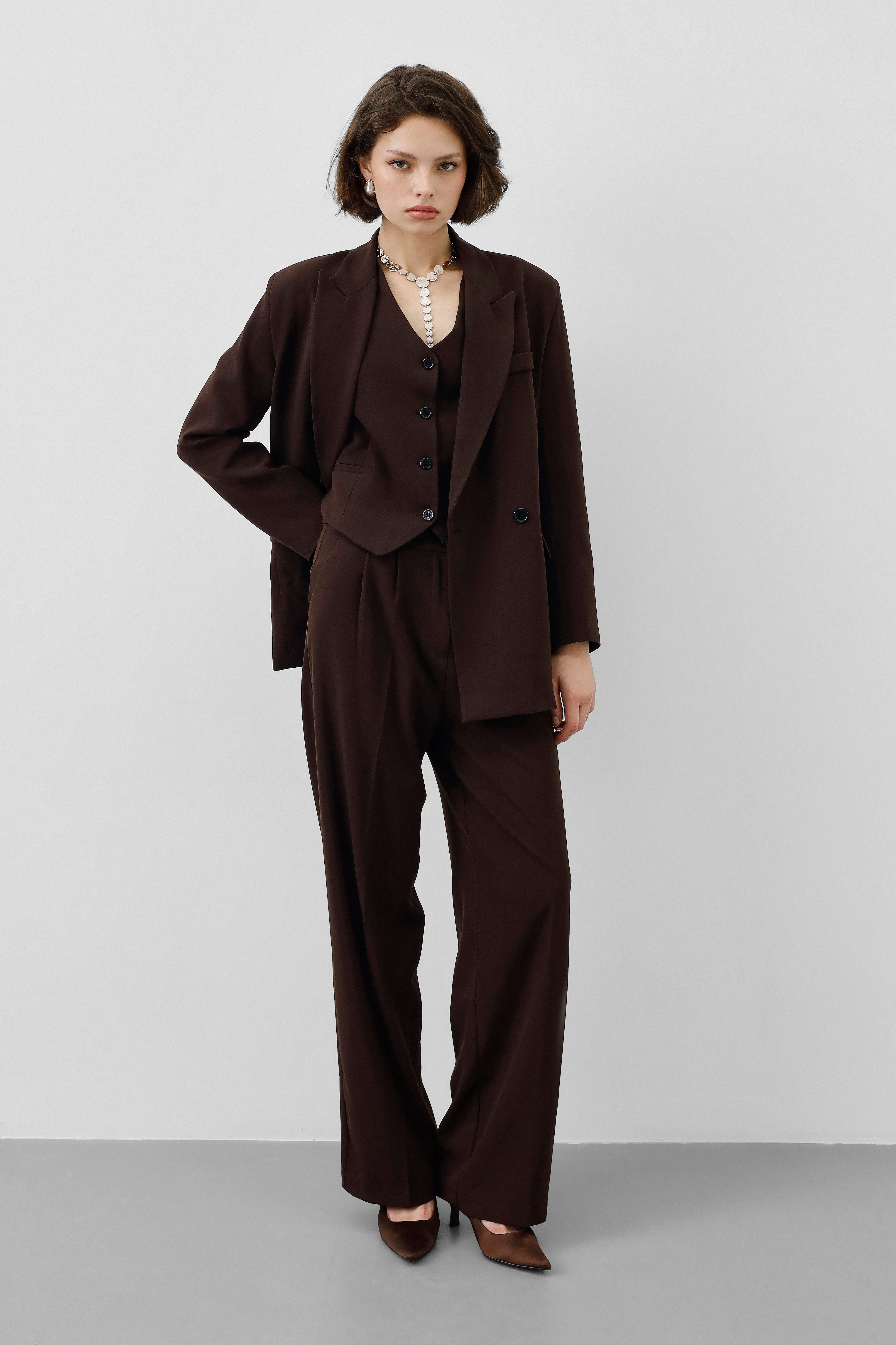 Ensemble Stockholm Cacao Élégance femme, 3 pièces, blazer structuré, gilet ajusté, pantalon fluide, marron cacao, élégant, tailoring