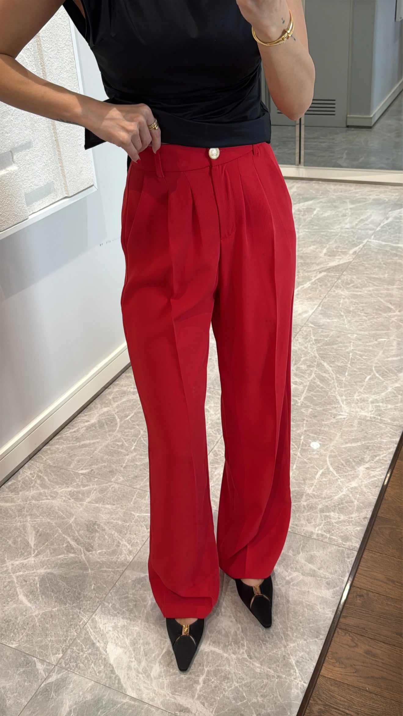 Pantalon Rouge Fluide à bouton doré