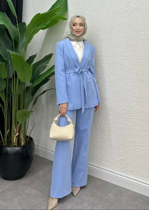 Notre ensemble tailleur class avec ceinture est conçu pour les femmes qui recherchent à la fois élégance et confort dans leur tenue professionnelle. Que vous travailliez dans un environnement formel ou que vous souhaitiez simplement vous sentir bien dans votre tenue, notre ensemble est le choix parfait.