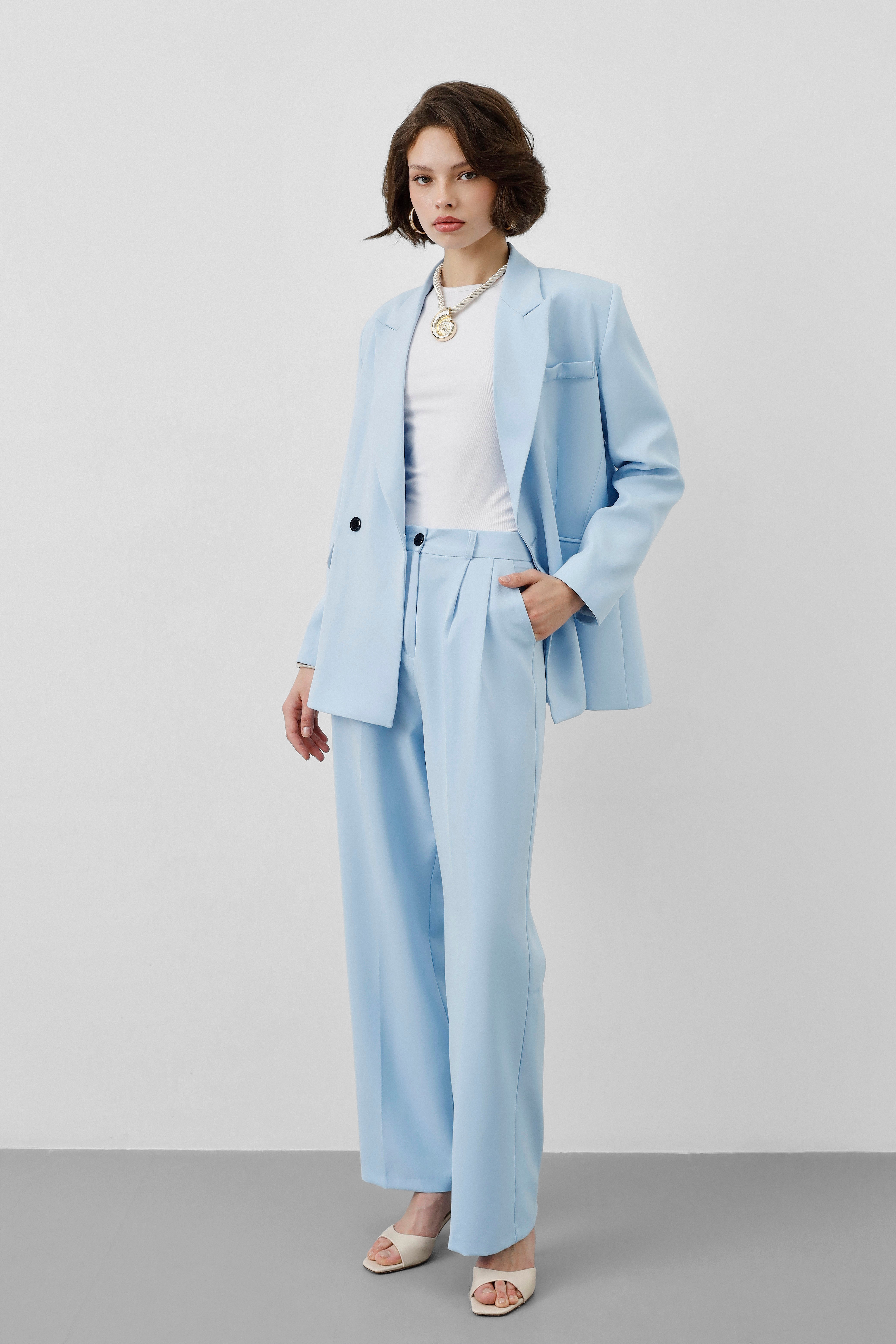 Ensemble Stockholm Ciel Signature femme, blazer croisé, pantalon fluide, bleu ciel, structuré, élégant