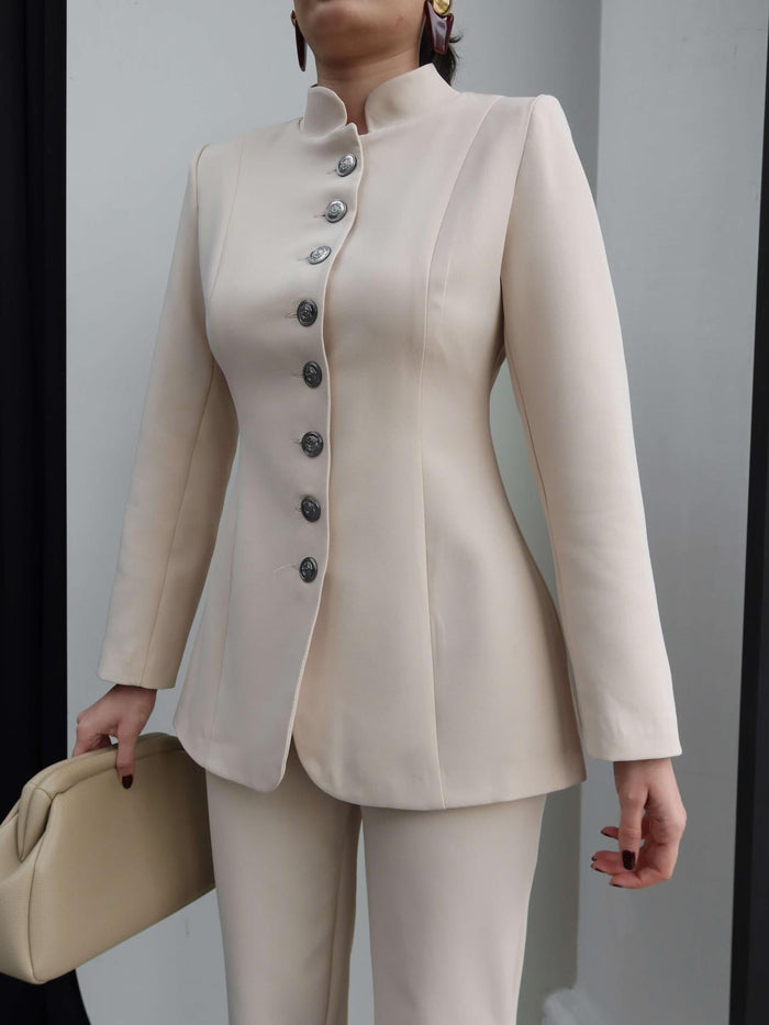 Ensemble Impérial femme, tailleur veste cintrée col officier avec boutons bijoux et pantalon droit