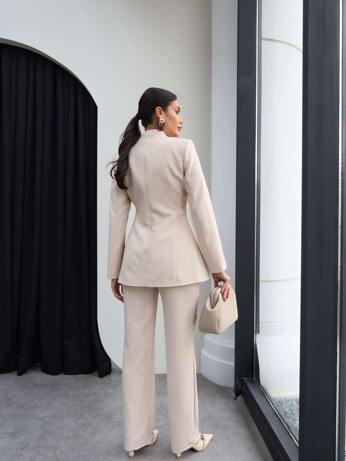 Ensemble Impérial femme, tailleur veste cintrée col officier avec boutons bijoux et pantalon droit