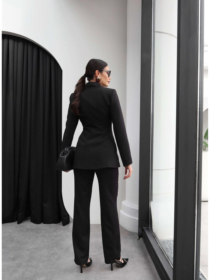 Ensemble Majesté Noire femme, tailleur veste cintrée col officier avec boutons bijoux argentés et pantalon droit
