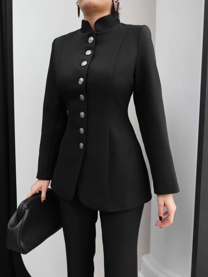 Ensemble Majesté Noire femme, tailleur veste cintrée col officier avec boutons bijoux argentés et pantalon droit