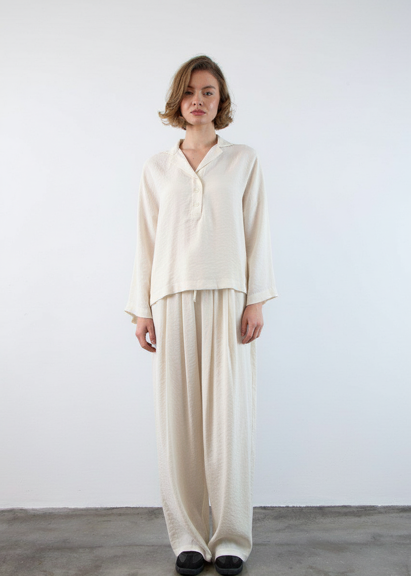 ensemble femme, pantalon large femme, haut fluide femme, look décontracté chic, tenue élégante confortable, ensemble moderne, mode femme minimaliste, vêtements femme polyvalents