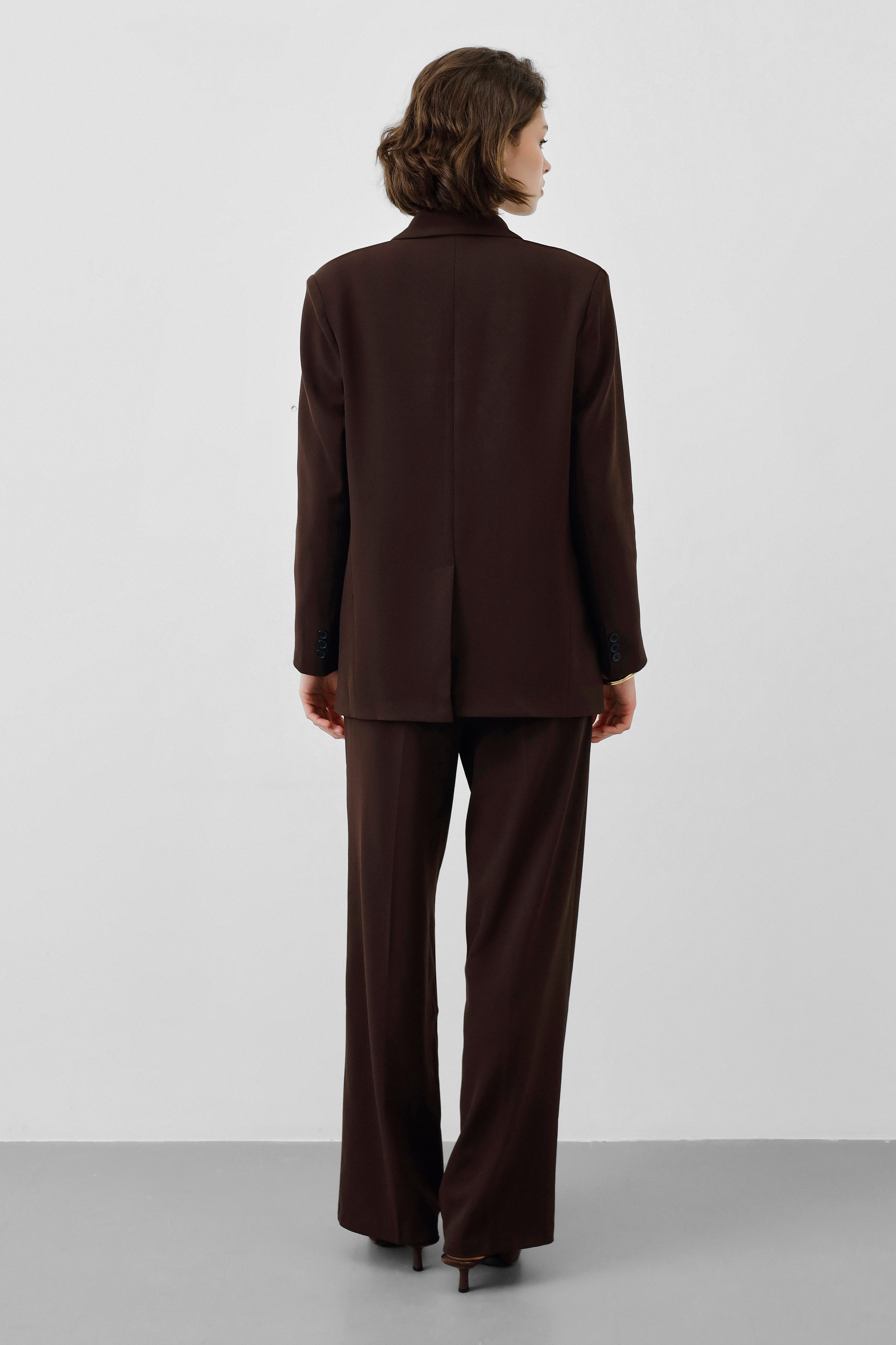 Ensemble Stockholm Cacao Élégance femme, 3 pièces, blazer structuré, gilet ajusté, pantalon fluide, marron cacao, élégant, tailoring