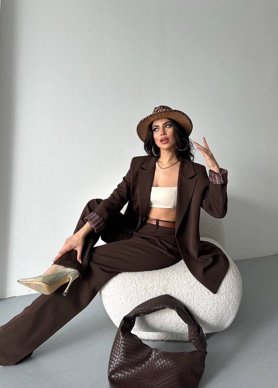 Marque/Produit : tailleur pantalon femme, ensemble blazer pantalon, costume femme, deux pièces femme, tailleur bleu marine, blazer rayé, pantalon droit.
Style/Esthétique : élégant, chic, professionnel, moderne, sophistiqué, business, formel, intemporel.