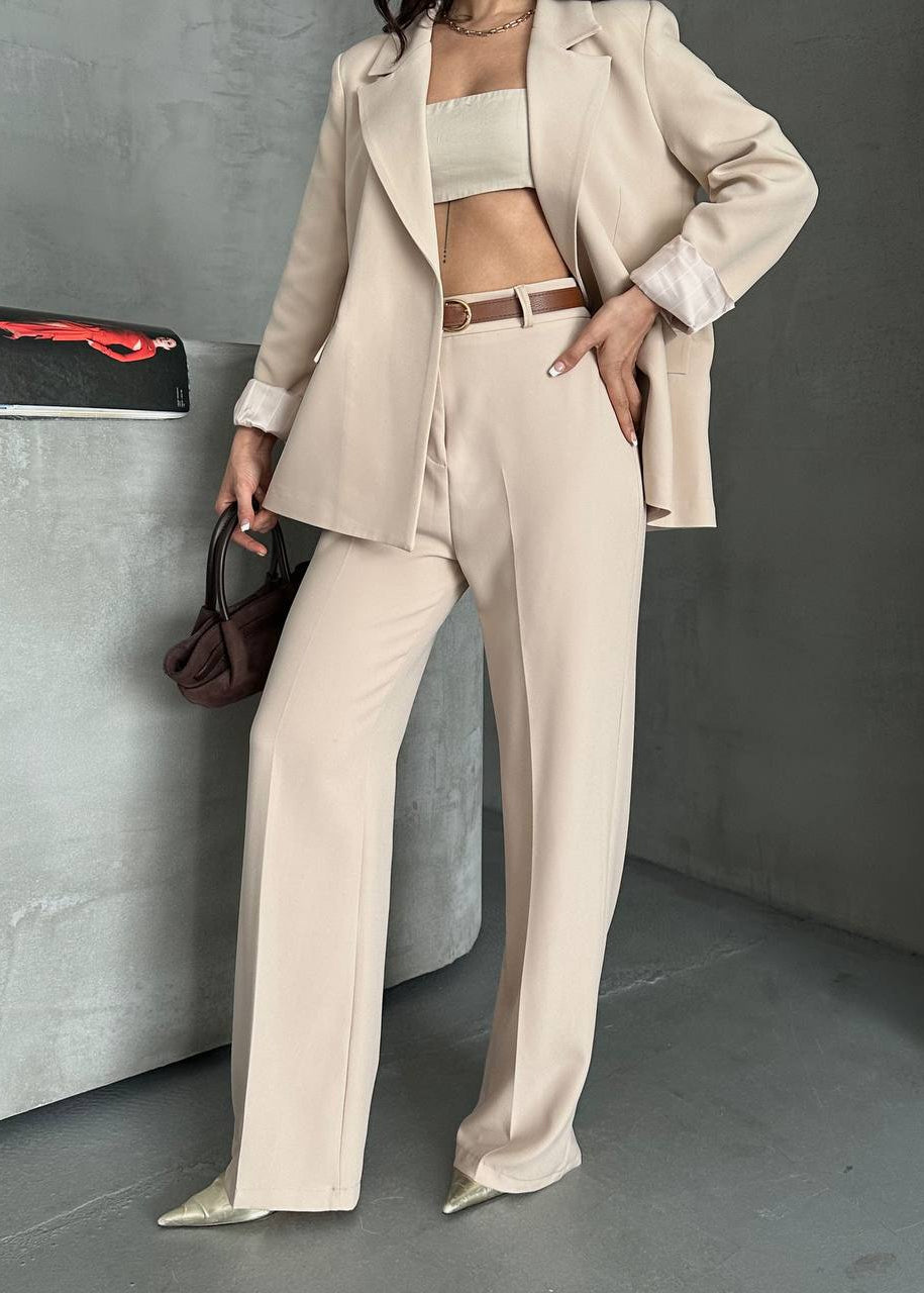 Marque/Produit : tailleur pantalon femme, ensemble blazer pantalon, costume femme, deux pièces femme, tailleur bleu marine, blazer rayé, pantalon droit.
Style/Esthétique : élégant, chic, professionnel, moderne, sophistiqué, business, formel, intemporel.