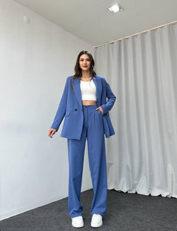 Ensemble Tailleur Oversize en Coton, conçu spécialement pour les femmes qui privilégient l'élégance décontractée sans compromettre le confort. Ce choix moderne réinvente la silhouette classique du tailleur, offrant une approche rafraîchissante et tendance à votre garde-robe professionnelle et casual.