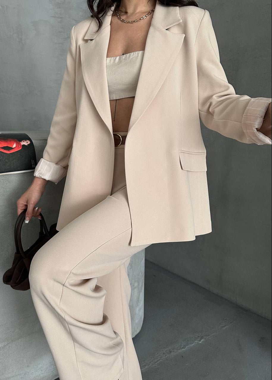 Marque/Produit : tailleur pantalon femme, ensemble blazer pantalon, costume femme, deux pièces femme, tailleur bleu marine, blazer rayé, pantalon droit.
Style/Esthétique : élégant, chic, professionnel, moderne, sophistiqué, business, formel, intemporel.