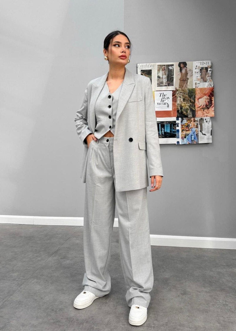 Redefinez votre style avec notre Ensemble Tailleur Oversize  en Coton, la pièce phare pour celles qui cherchent à conjuguer élégance décontractée et confort absolu. Inspiré par un design moderne, cet ensemble allie la légèreté du coton à une coupe oversize tendance, accentuée par des rayures fines pour un look à la fois classique et contemporain.
