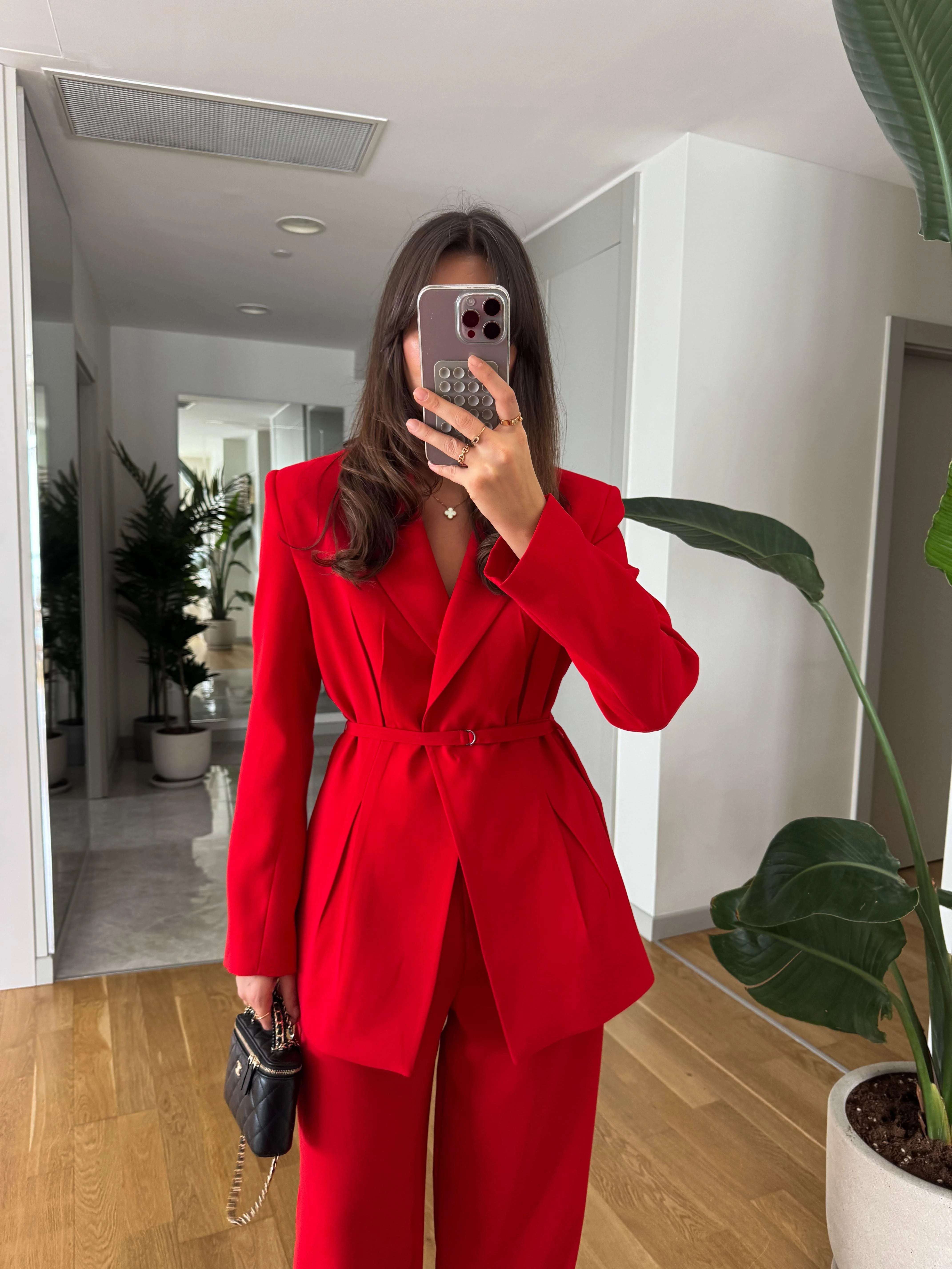 Ensemble Tailleur Rouge – Blazer Cintrée Ceinturée & Pantalon Fluide Taille Haute
