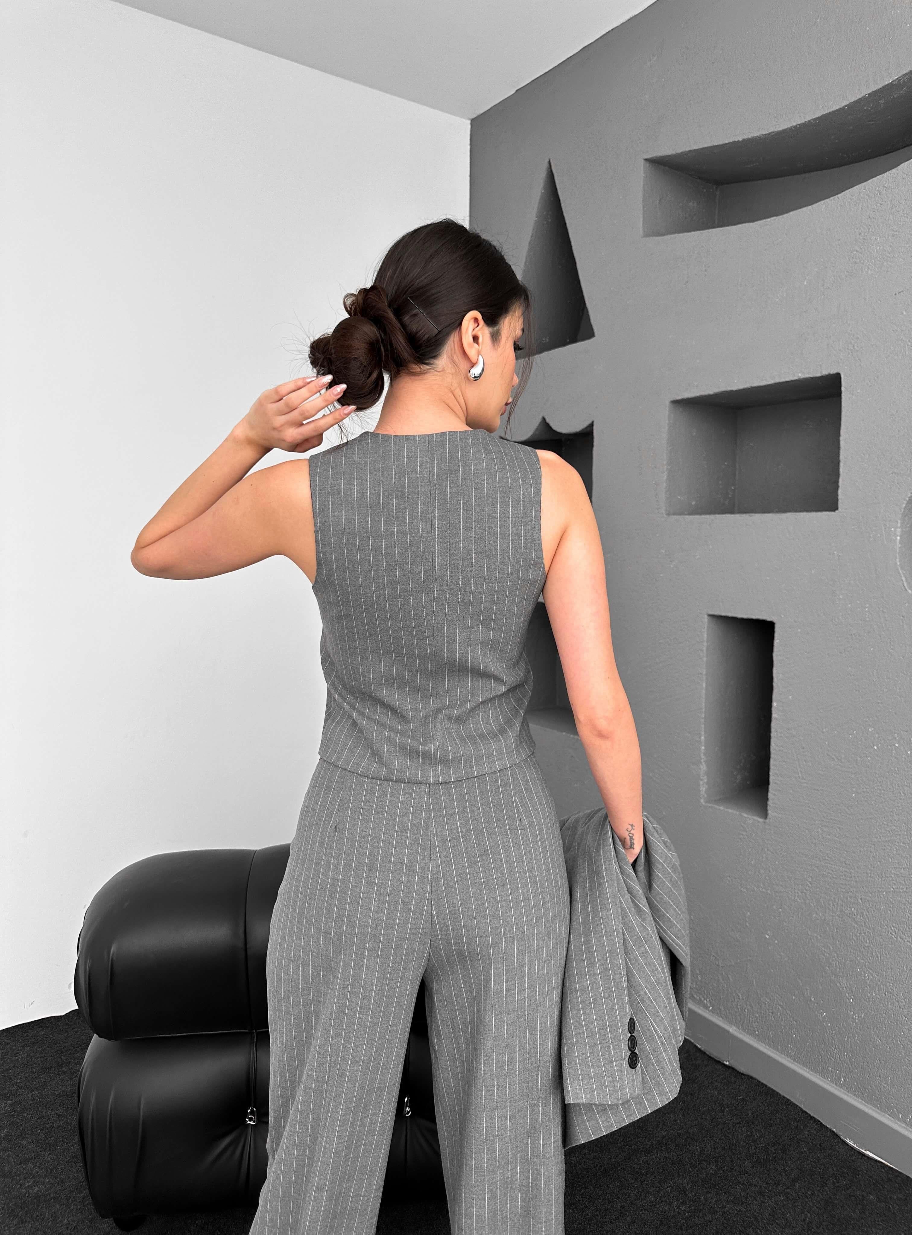Ensemble tailleur gris foncé rayé en blanc 3 pièces