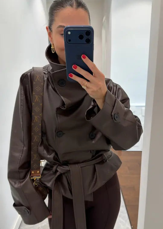 Marque/Produit : Veste femme, blouson femme, veste croisée, veste simili cuir, veste marron, veste ceinturée, veste biker (si le style s'y prête).
Style/Esthétique : Chic, moderne, tendance, edgy, urbain, sophistiqué, décontracté chic, féminin, affirmé.
Couleur/Matière : Marron chocolat, marron foncé, simili cuir, cuir végétalien, aspect cuir.
Caractéristiques : Col à revers large, double boutonnage, ceinture à nouer, manches longues, poignets boutonnés (si présents), coupe courte, coupe blouson.
Occasion :