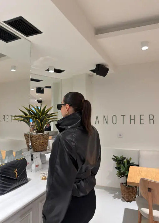 Marque/Produit : Veste femme, blouson femme, veste croisée, veste simili cuir, veste marron, veste ceinturée, veste biker (si le style s'y prête). Style/Esthétique : Chic, moderne, tendance, edgy, urbain, sophistiqué, décontracté chic, féminin, 