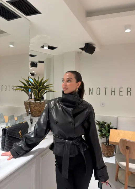 Marque/Produit : Veste femme, blouson femme, veste croisée, veste simili cuir, veste marron, veste ceinturée, veste biker (si le style s'y prête). Style/Esthétique : Chic, moderne, tendance, edgy, urbain, sophistiqué, décontracté chic, féminin, 