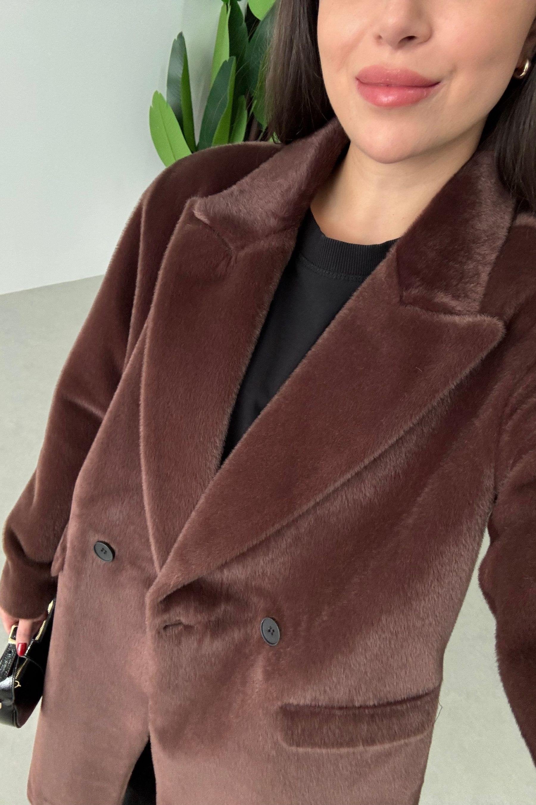 Type de produit : Manteau fausse fourrure, manteau long femme, manteau d'hiver, veste fausse fourrure, pardessus femme.
Style : Élégant, chic, luxueux, cosy, moderne, tendance, hivernal, sophistiqué, décontracté chic.
Couleur : Marron foncé, chocolat, brun, uni.
Caractéristiques : Fausse fourrure douce, col à revers large, coupe droite, longueur midi (ou longue), boutonnage croisé, poches latérales, doublure chaude (à confirmer si c'est le cas), oversize (si c'est le cas).
Matière : Fausse fourrure, polyest