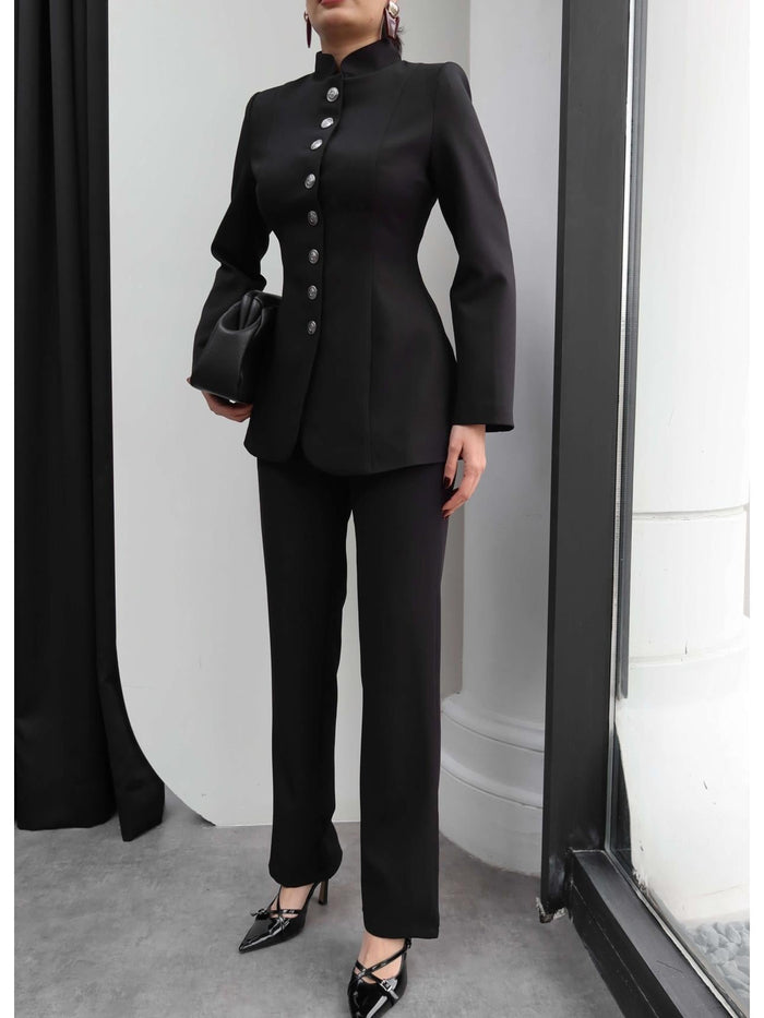 Ensemble Majesté Noire femme, tailleur veste cintrée col officier avec boutons bijoux argentés et pantalon droit