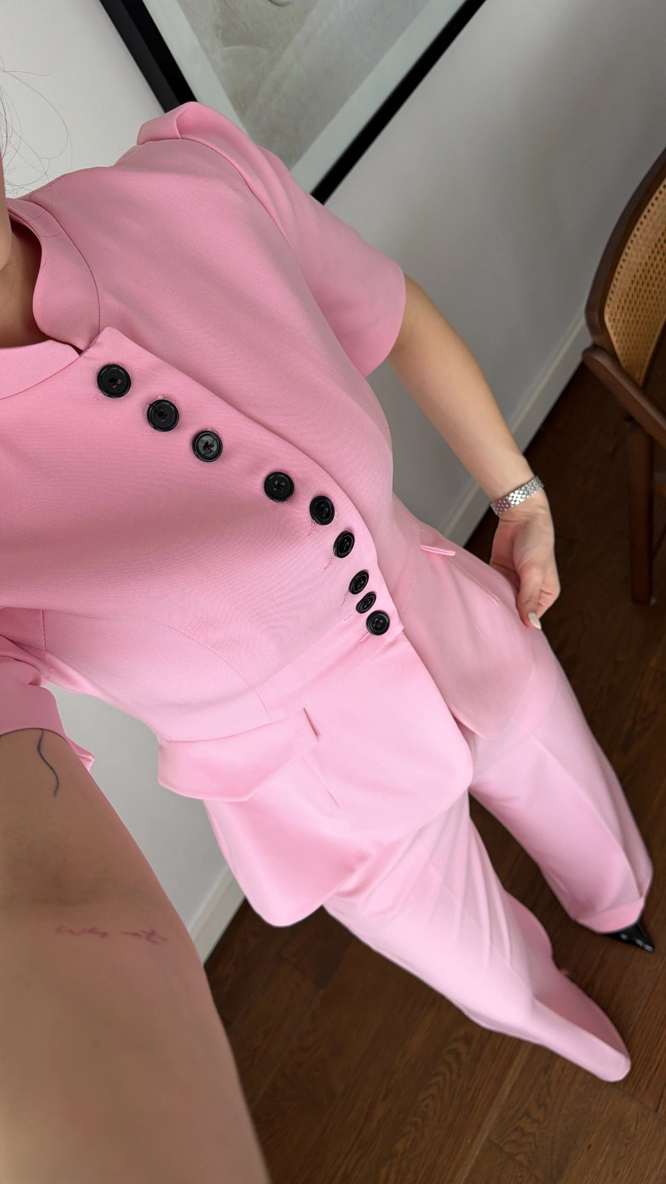 Ensemble tailleur femme Pink Aura, veste ajustée col montant, manches courtes structurées, pantalon wide leg