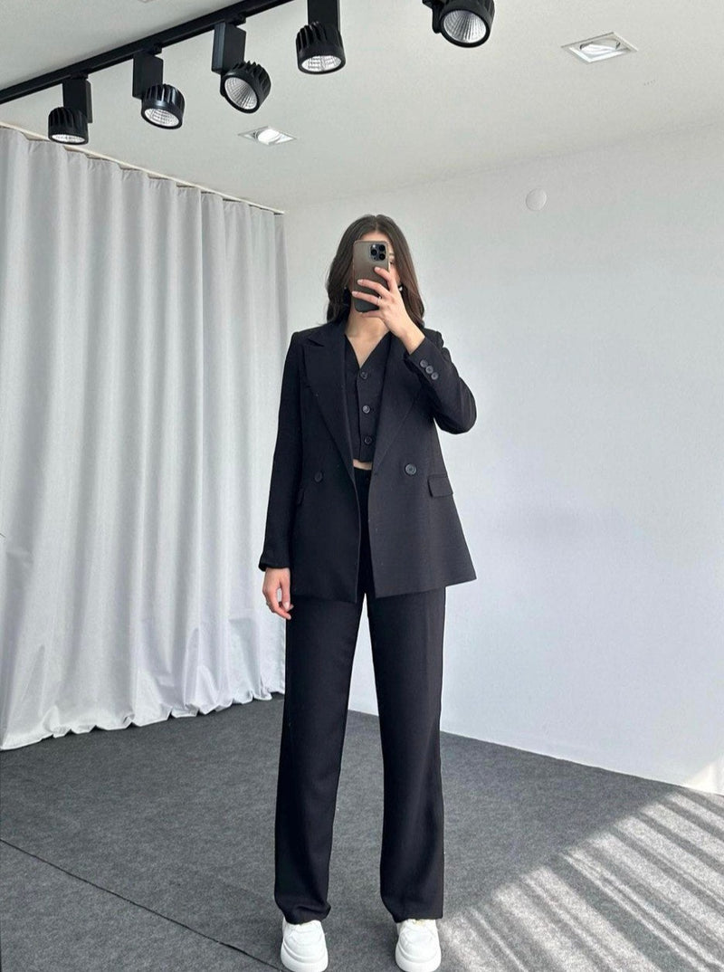 Ensemble tailleur en lin Tailleur femme oversize Tailleur en lin coupe ample Veste en lin oversize Pantalon en lin femme Ensemble tailleur été Tenue décontractée chic Tailleur lin pour femmes Look oversize féminin Mode estivale femme Tailleur léger pour femmes Ensemble décontracté femme Tailleur ample en lin Vêtements en lin femme Tailleur tendance 2024 Tenue casual chic femme Tailleur respirant pour l'été Mode femme confort et style Ensemble lin élégance décontractée Tailleur femme minimaliste