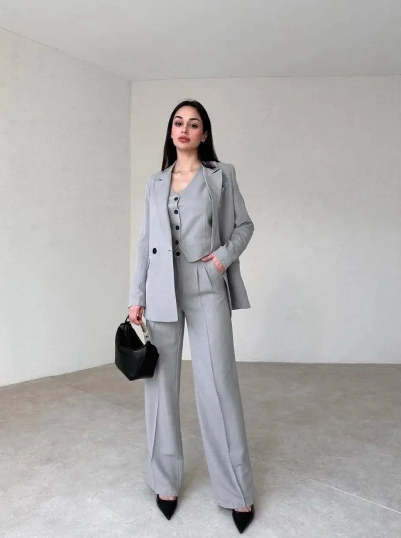 Ensemble tailleur en lin Tailleur femme oversize Tailleur en lin coupe ample Veste en lin oversize Pantalon en lin femme Ensemble tailleur été Tenue décontractée chic Tailleur lin pour femmes Look oversize féminin Mode estivale femme Tailleur léger pour femmes Ensemble décontracté femme Tailleur ample en lin