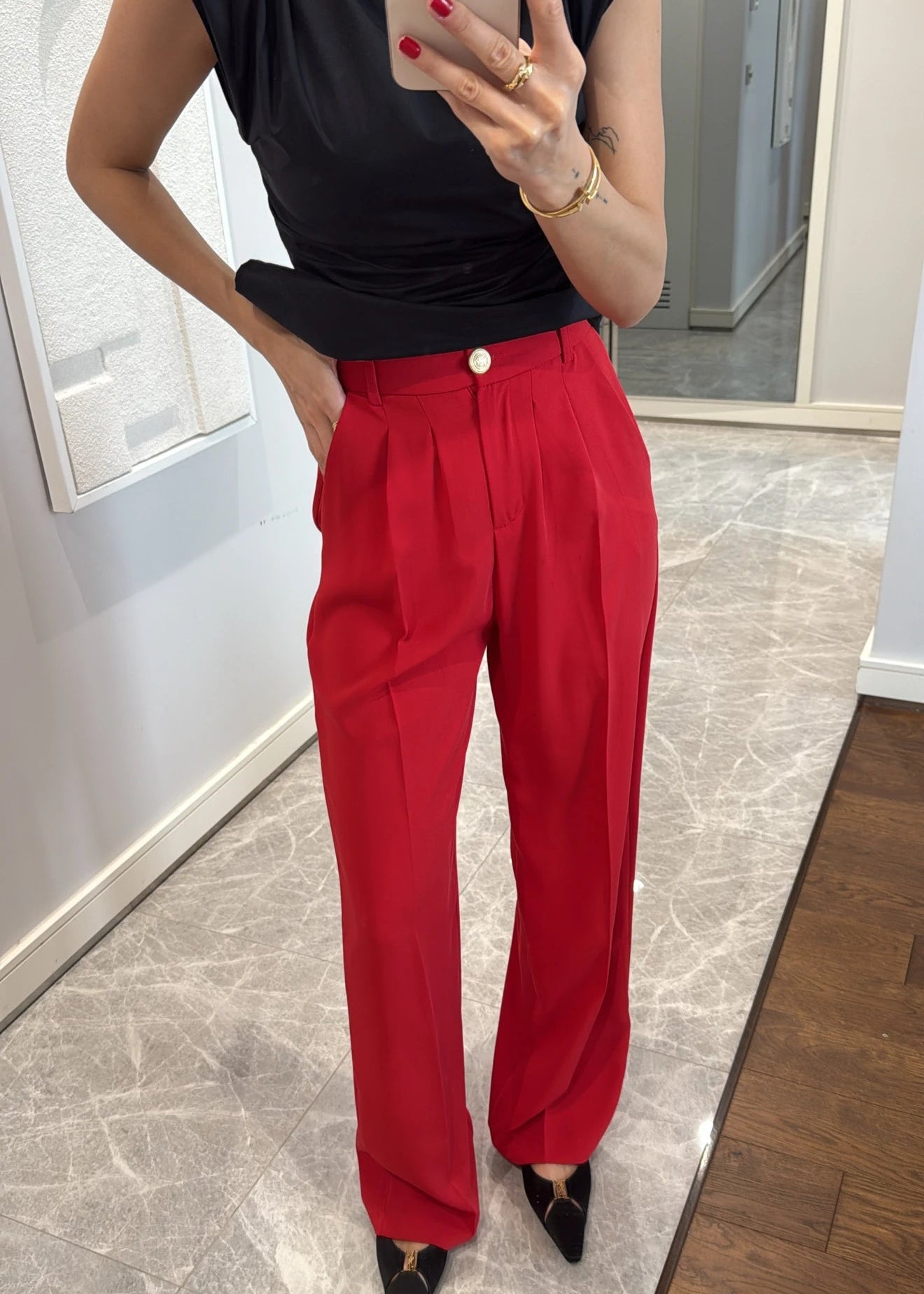 Pantalon Rouge Fluide à bouton doré