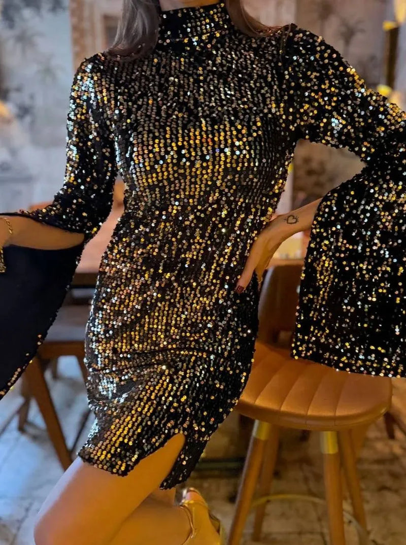 Mini Robe à Paillettes Argentées - Éclat et Élégance pour vos Soirées :   Découvrez l'éclat irrésistible de notre mini robe à paillettes argentées, une pièce glamour qui illuminera vos soirées spéciales. Confectionnée avec soin, cette robe scintillante est l'alliance parfaite entre le style chic et la féminité audacieuse.