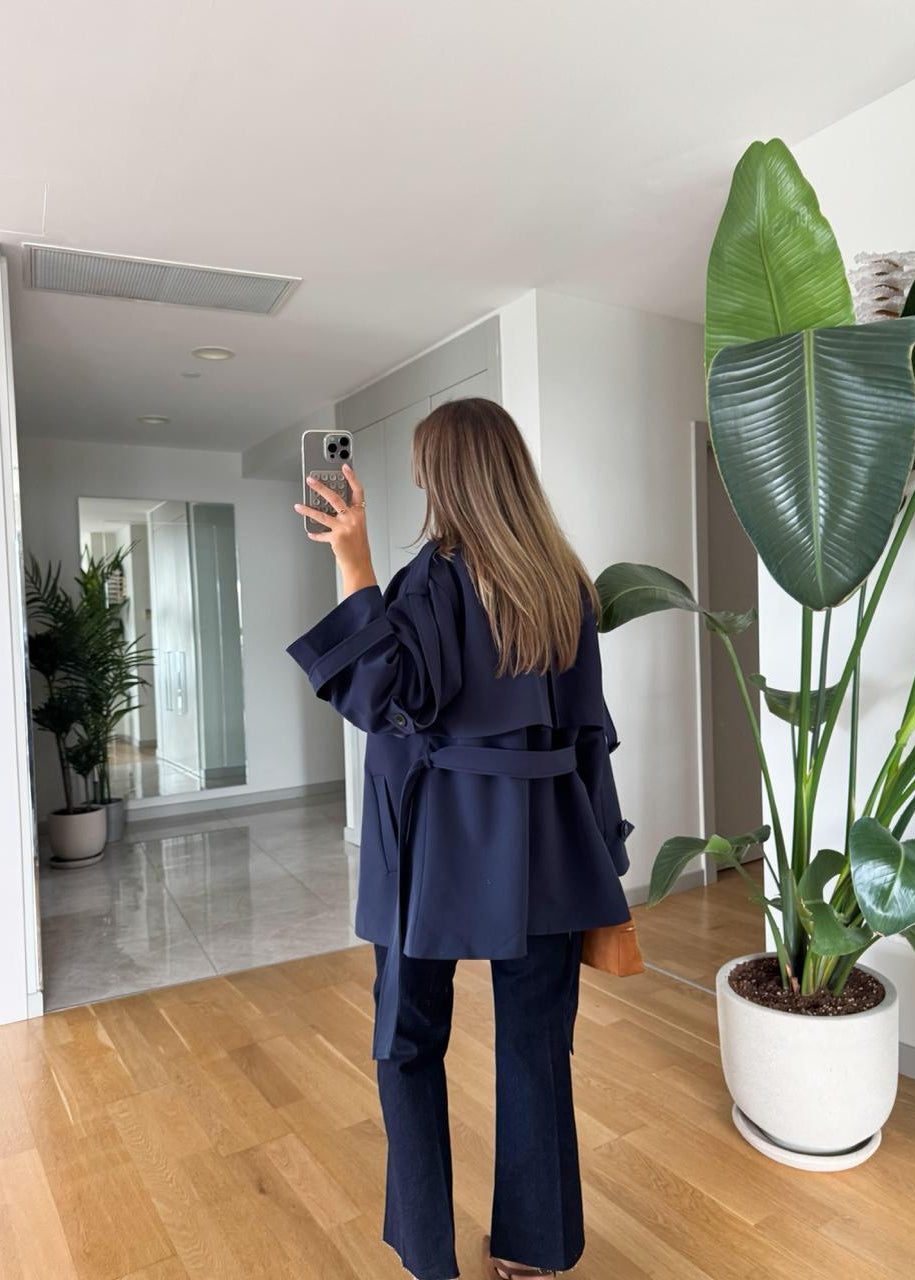 Trench court femme bleu marine
Trench bleu marine élégant
Manteau mi-saison femme
Trench ceinturé bleu
Veste chic femme
Mode féminine sophistiquée
Outerwear bleu marine
Style automne-printemps
Trench tendance
Vêtements femme polyvalents
Manteau léger femme
Collection trench bleu
Trench fashion
Garde-robe capsule
Look contemporain femme
Basique bleu marine