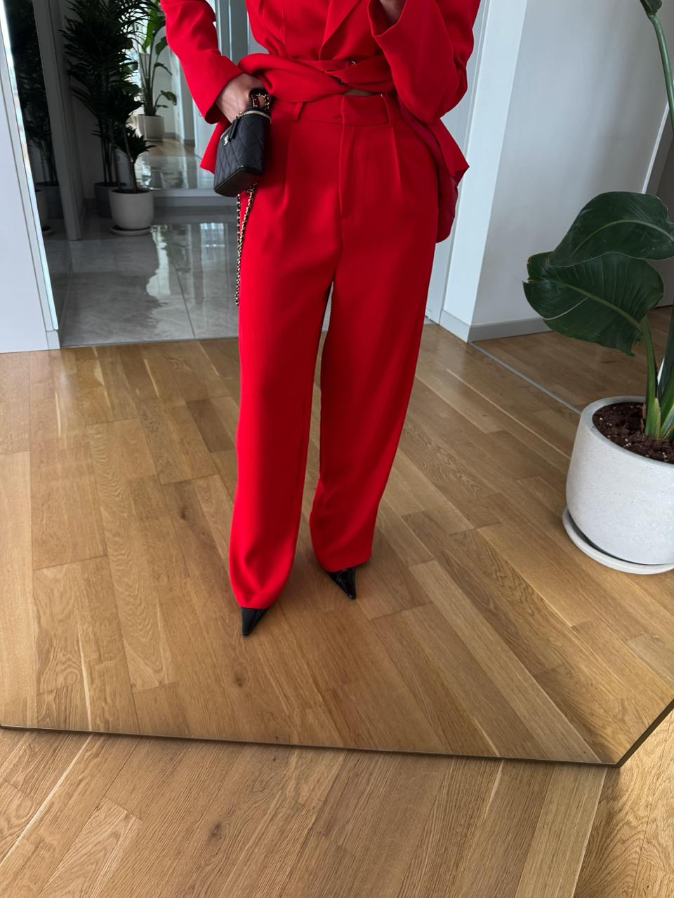 Ensemble Tailleur Rouge – Blazer Cintrée Ceinturée & Pantalon Fluide Taille Haute