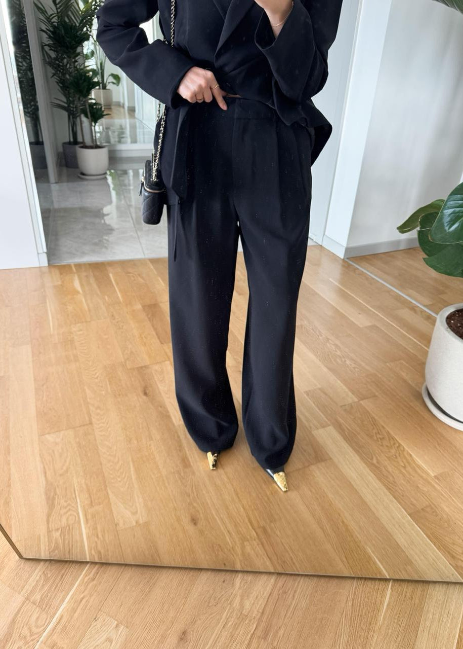 Ensemble Tailleur Noir – Blazer Cintrée Ceinturée & Pantalon Fluide Taille Haute