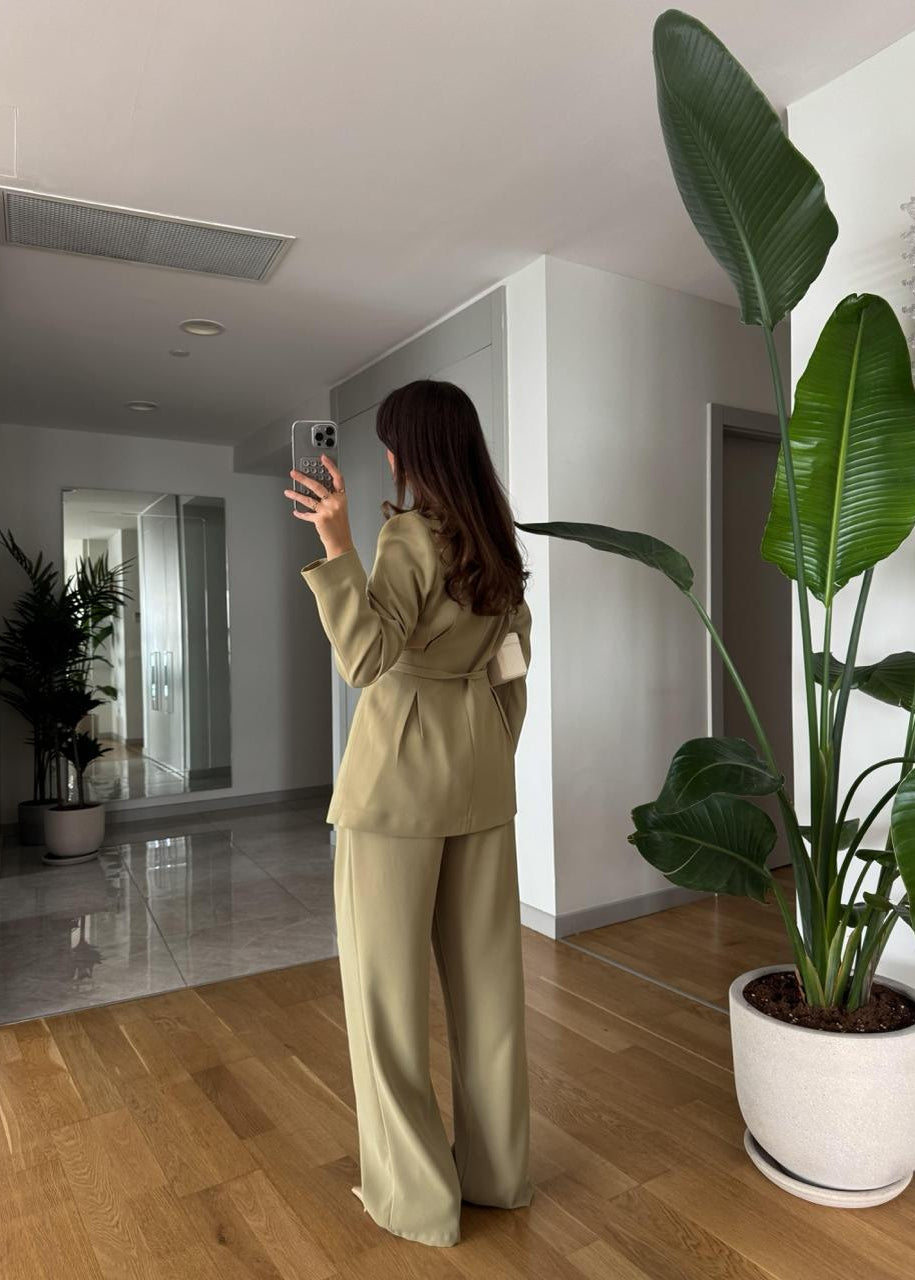 Ensemble Tailleur Beige doré – Blazer Cintrée Ceinturée & Pantalon Fluide Taille Haute