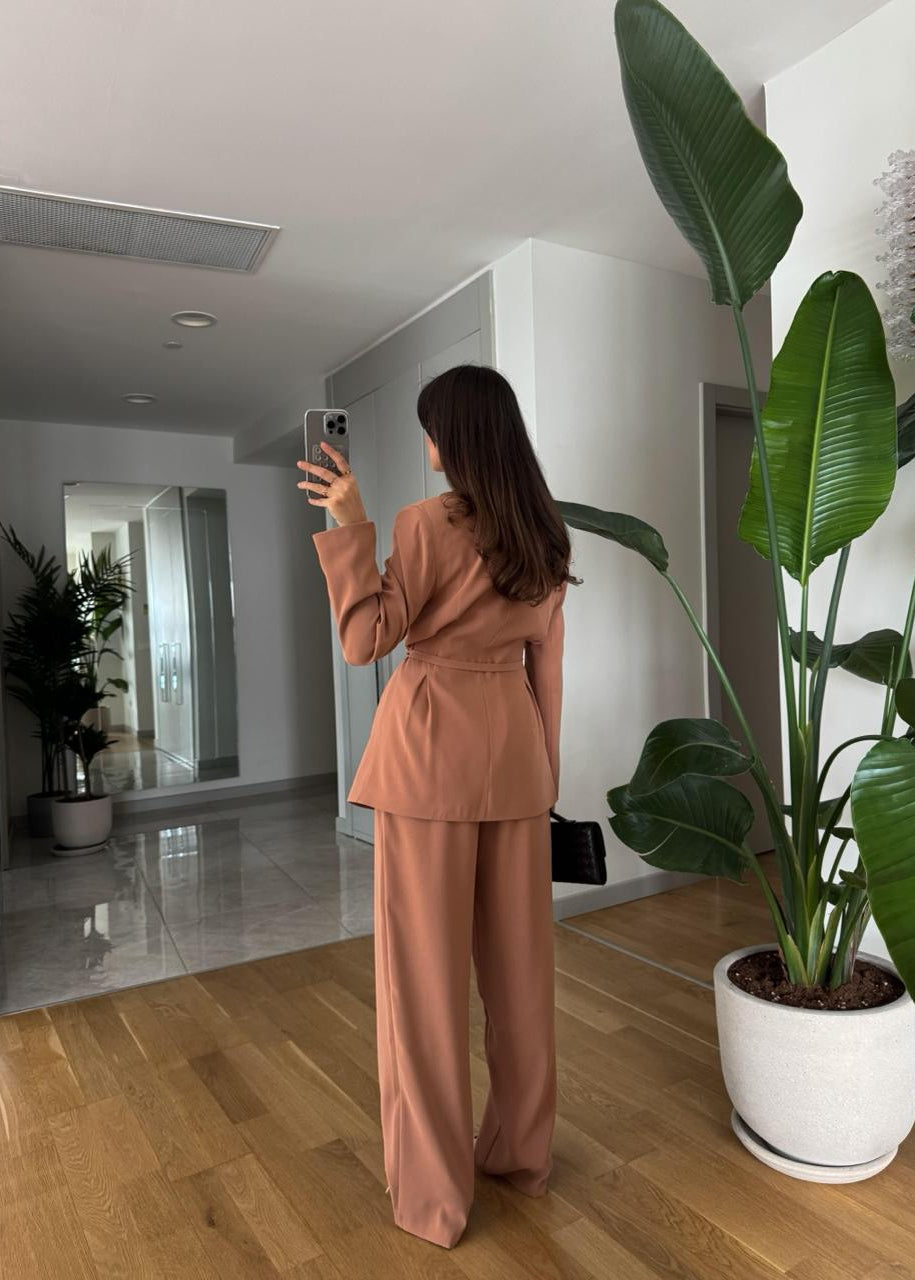 Ensemble Tailleur Terracotta – Blazer Cintrée Ceinturée & Pantalon Fluide Taille Haute
