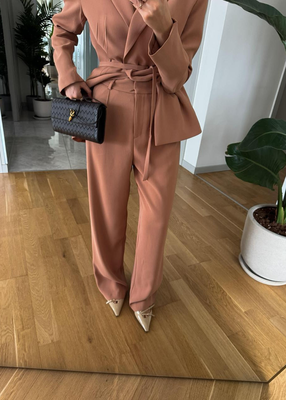 Ensemble Tailleur Terracotta – Blazer Cintrée Ceinturée & Pantalon Fluide Taille Haute