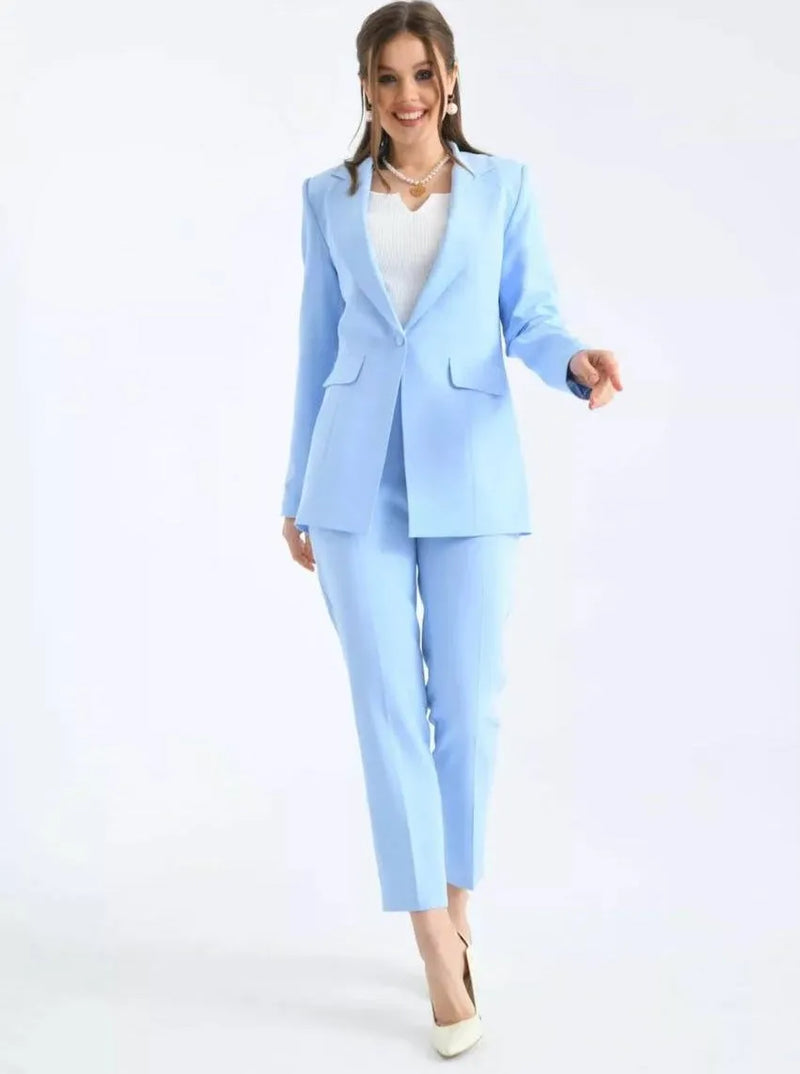 Sublimez votre allure avec notre costume coupe ajustée et son pantalon court, parfait pour une silhouette chic et moderne. Conçu pour allier style et confort, cet ensemble est idéal pour les femmes actives qui souhaitent se démarquer. Le pantalon court offre une touche contemporaine, tandis que la coupe ajustée de la veste met en valeur vos courbes avec finesse. Cet ensemble est parfait pour une journée au bureau, une réunion importante ou une sortie élégante.