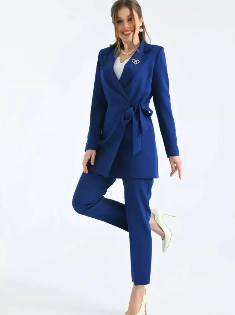 Costume bleu marine avec ceinture