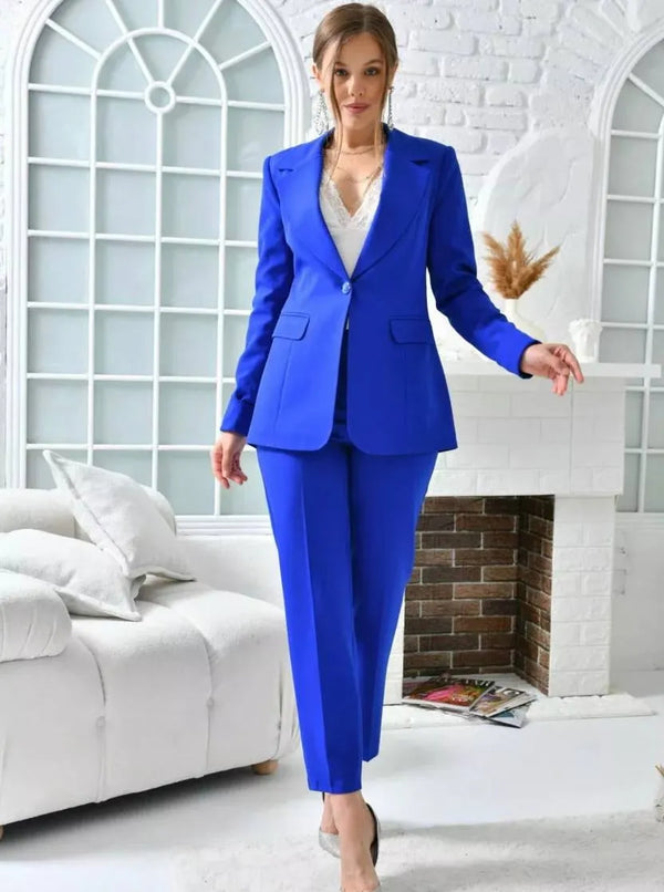 coupe ajustée et son pantalon court, parfait pour une silhouette chic et moderne. Conçu pour allier style et confort, cet ensemble est idéal pour les femmes actives qui souhaitent se démarquer. Le pantalon court offre une touche contemporaine, tandis que la coupe ajustée de la veste met en valeur vos courbes avec finesse. Cet ensemble est parfait pour une journée au bureau, une réunion importante ou une sortie élégante.

