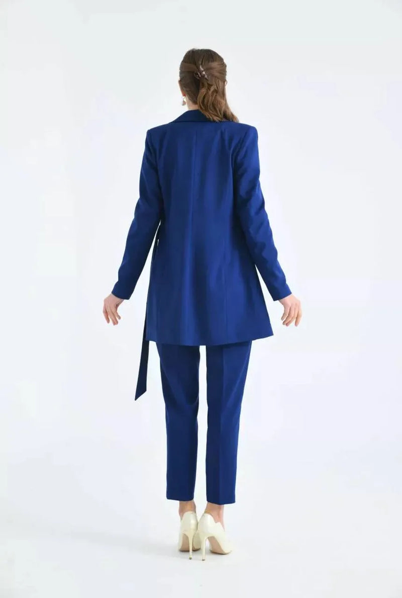 Costume bleu marine avec ceinture