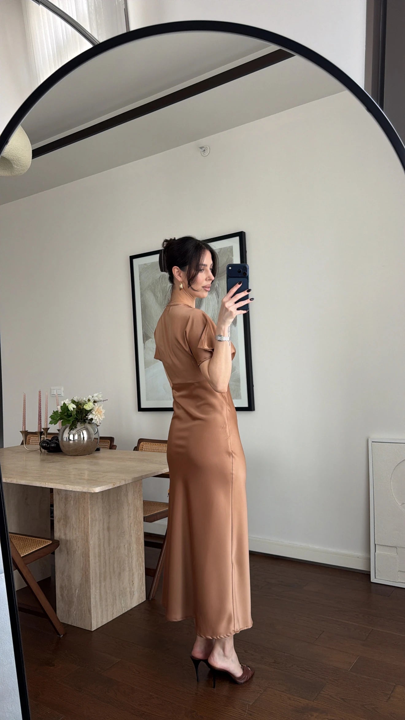 Robe Veloura Caramel femme, longue, satinée, décolleté drapé profond, manches fluides