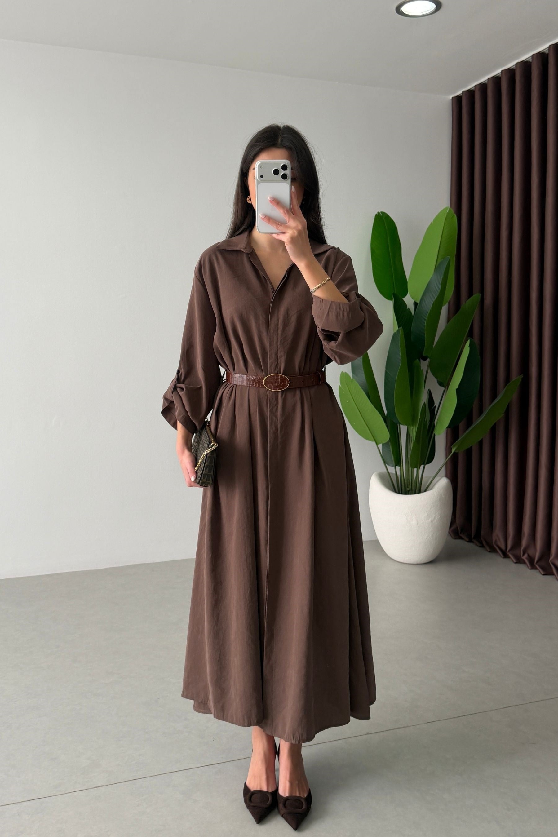 Robe Sienna Mocha femme, coupe aérienne, tissu léger, ceinture fine, design minimaliste