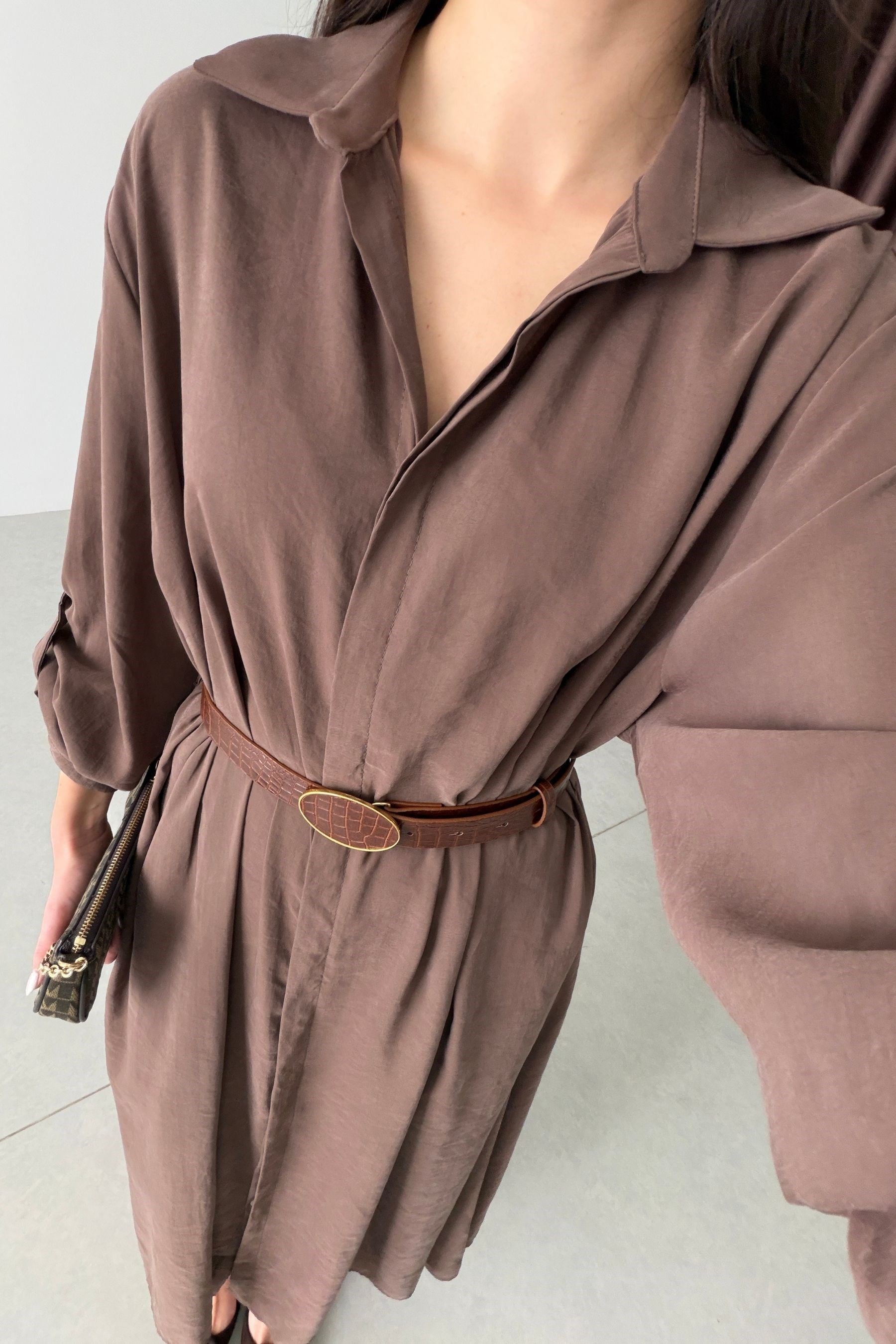 Robe Sienna Mocha femme, coupe aérienne, tissu léger, ceinture fine, design minimaliste