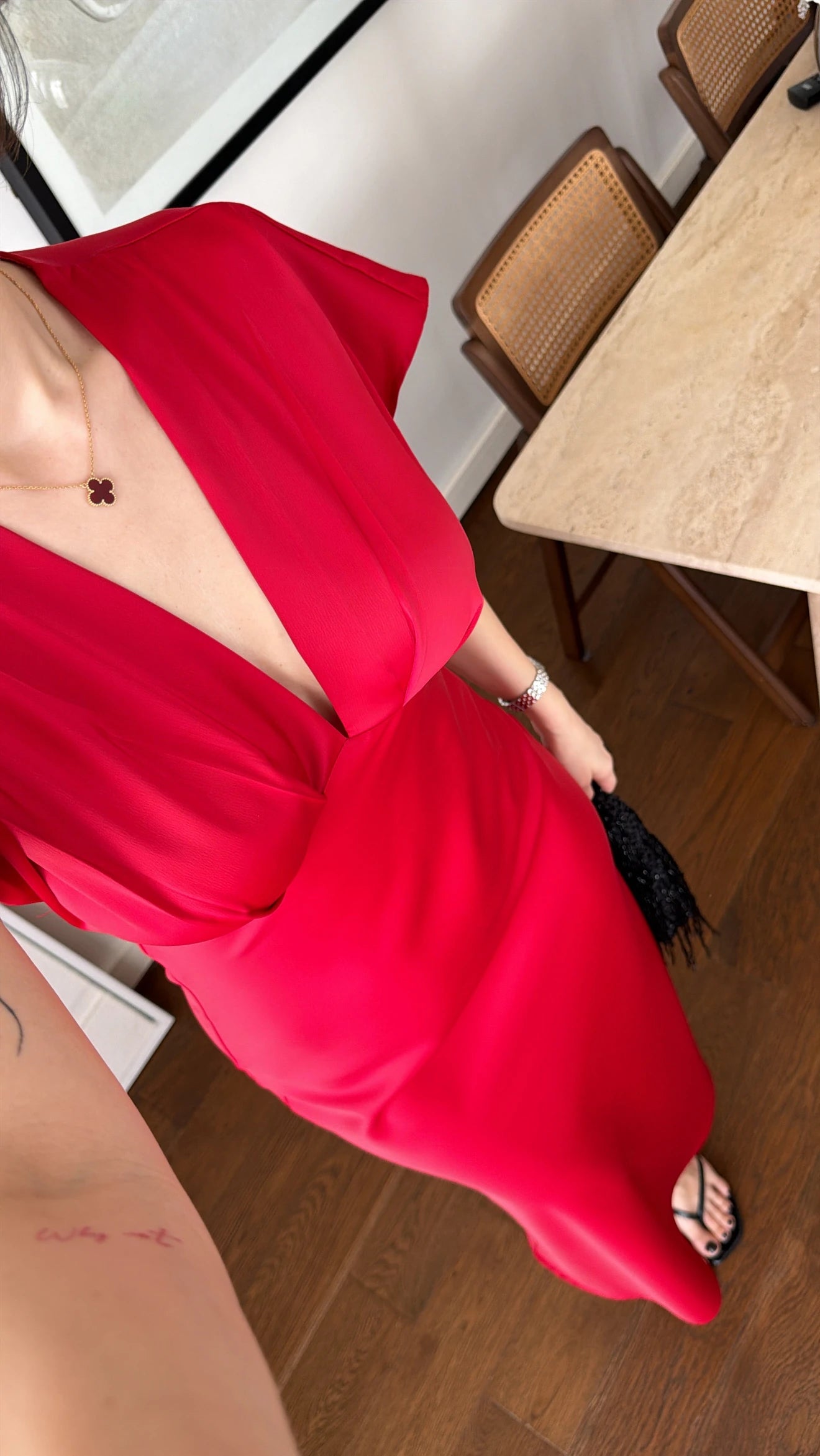Robe Scarlett Satin femme, rouge lumineux, décolleté drapé, manches fluides, coupe longue