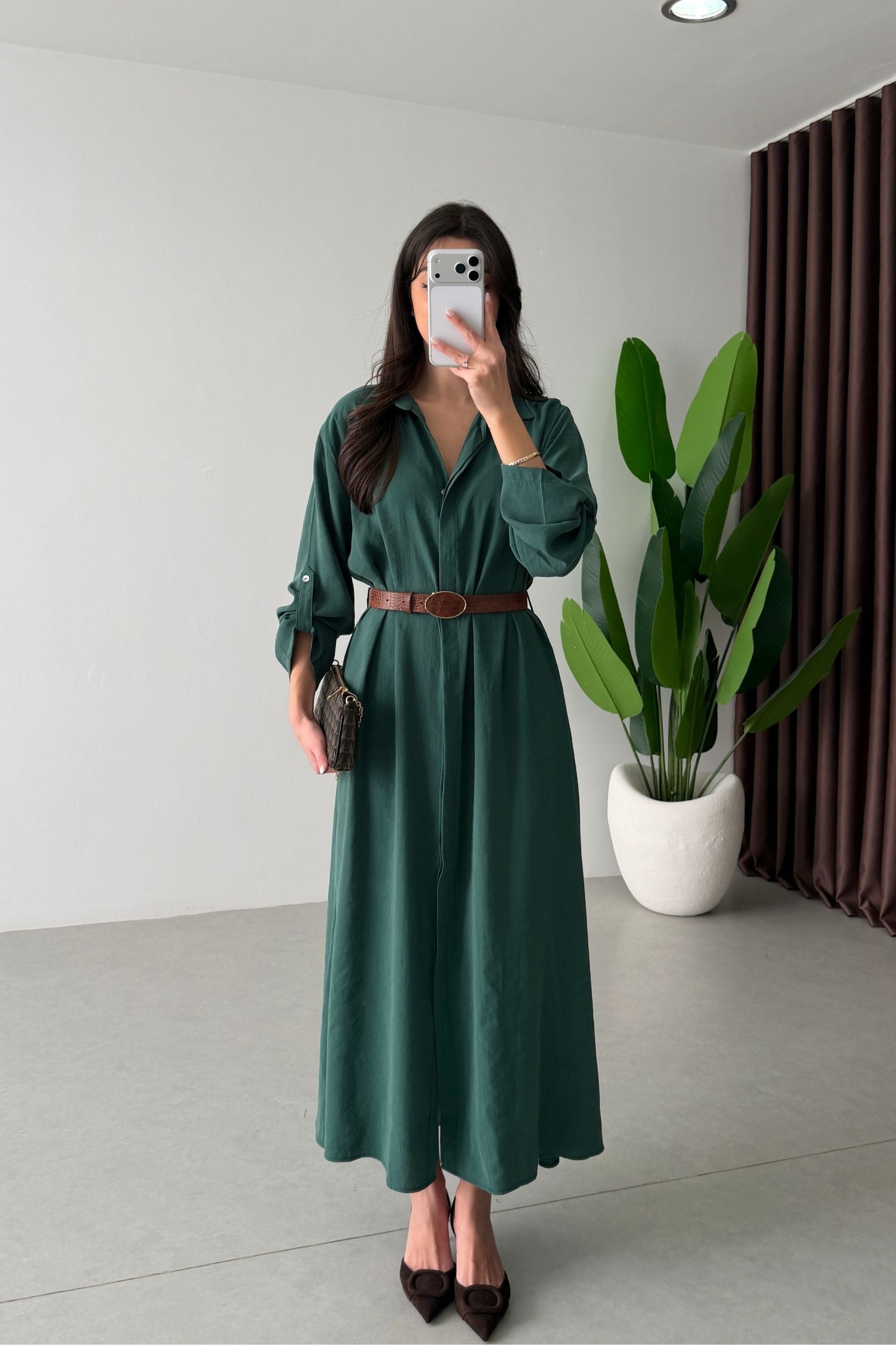 Robe Chemise Émeraude Riviera femme, longue, fluide, vert émeraude, col chemise, ceinture fine, décontractée
