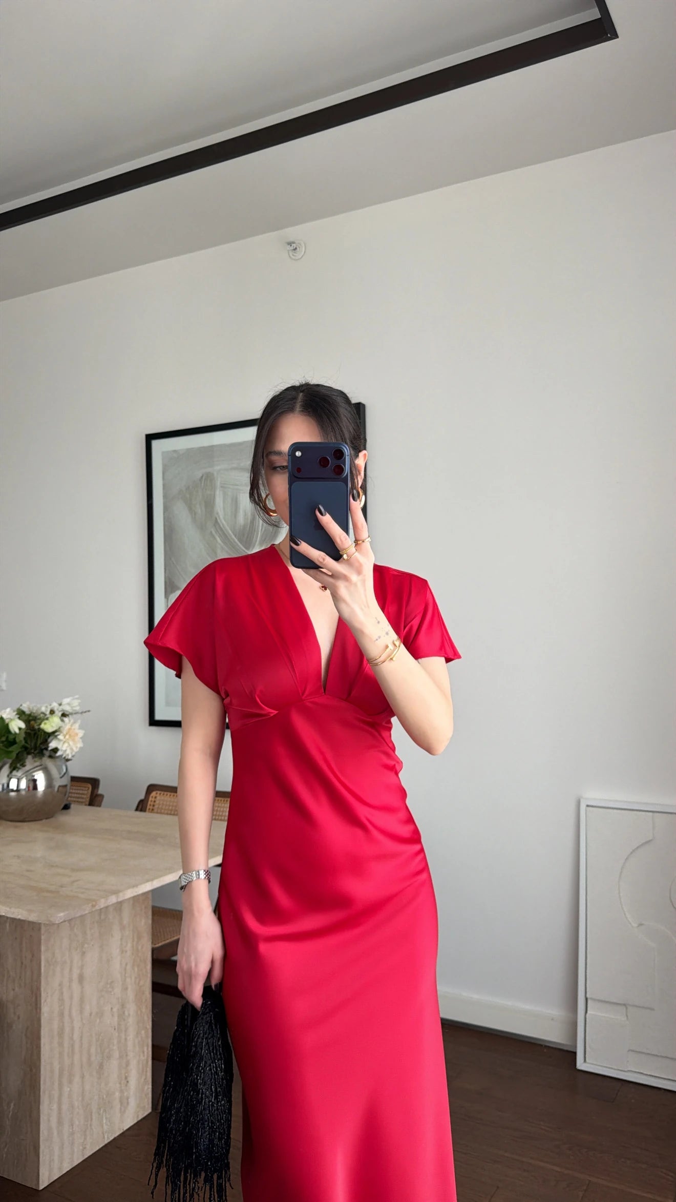 Robe Scarlett Satin femme, rouge lumineux, décolleté drapé, manches fluides, coupe longue