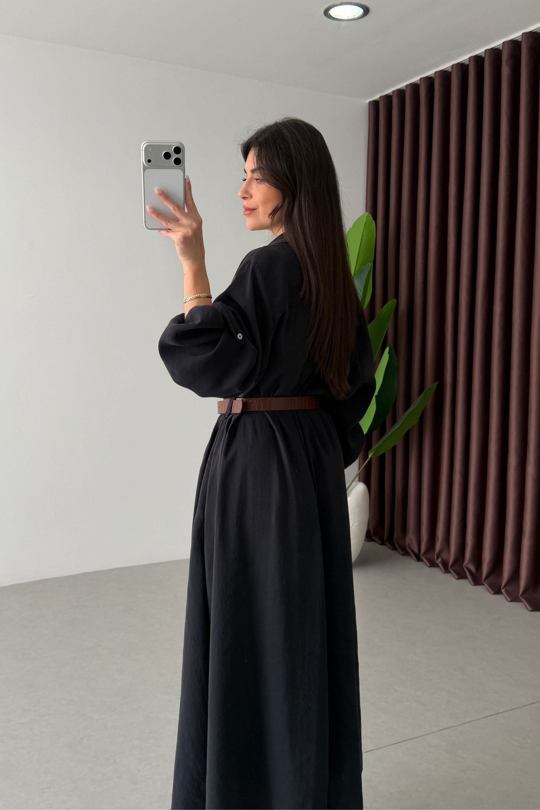 Robe Noir d’Ambre femme, coupe longue et aérienne, ceinture fine, design minimaliste