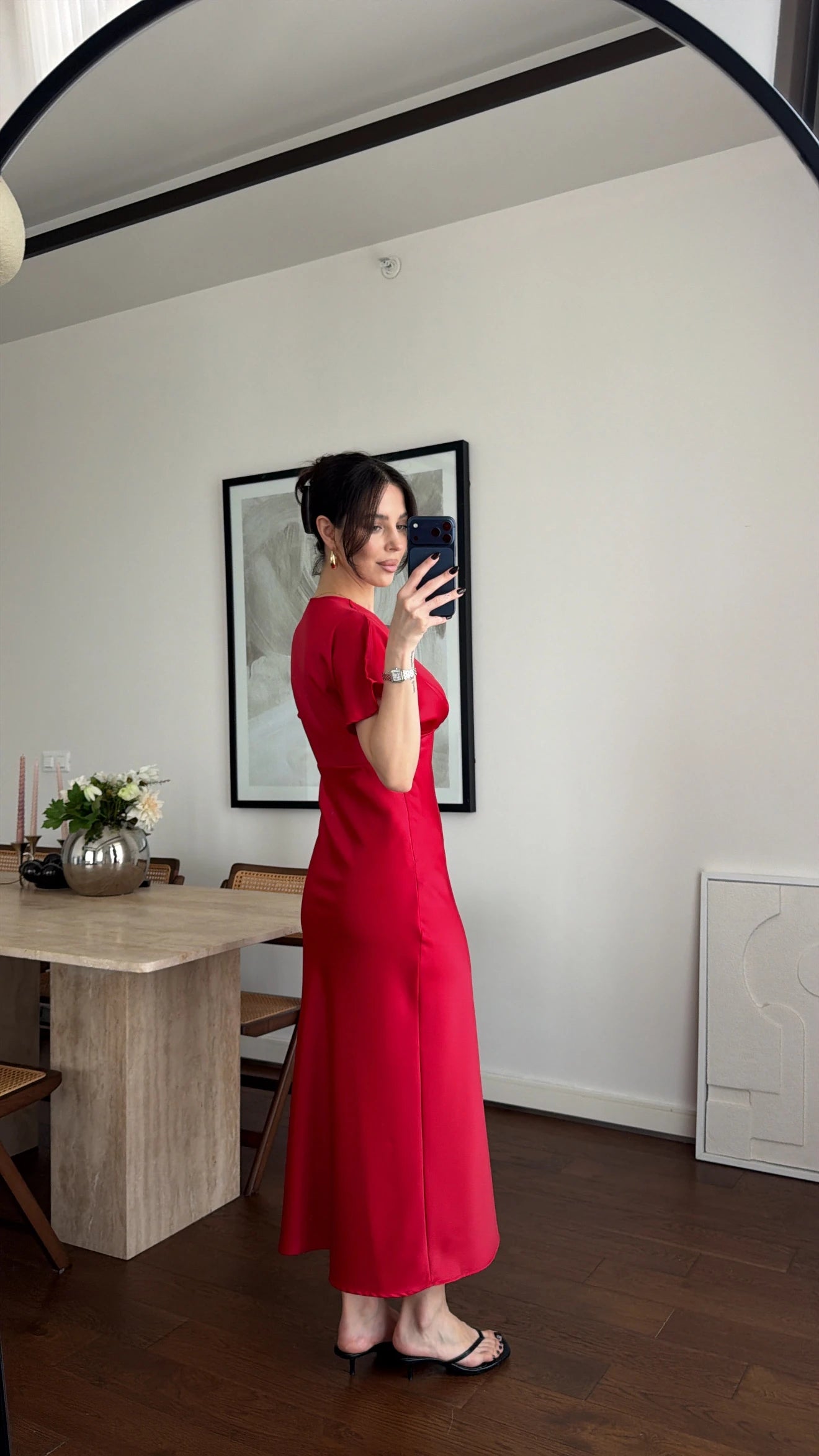 Robe Scarlett Satin femme, rouge lumineux, décolleté drapé, manches fluides, coupe longue