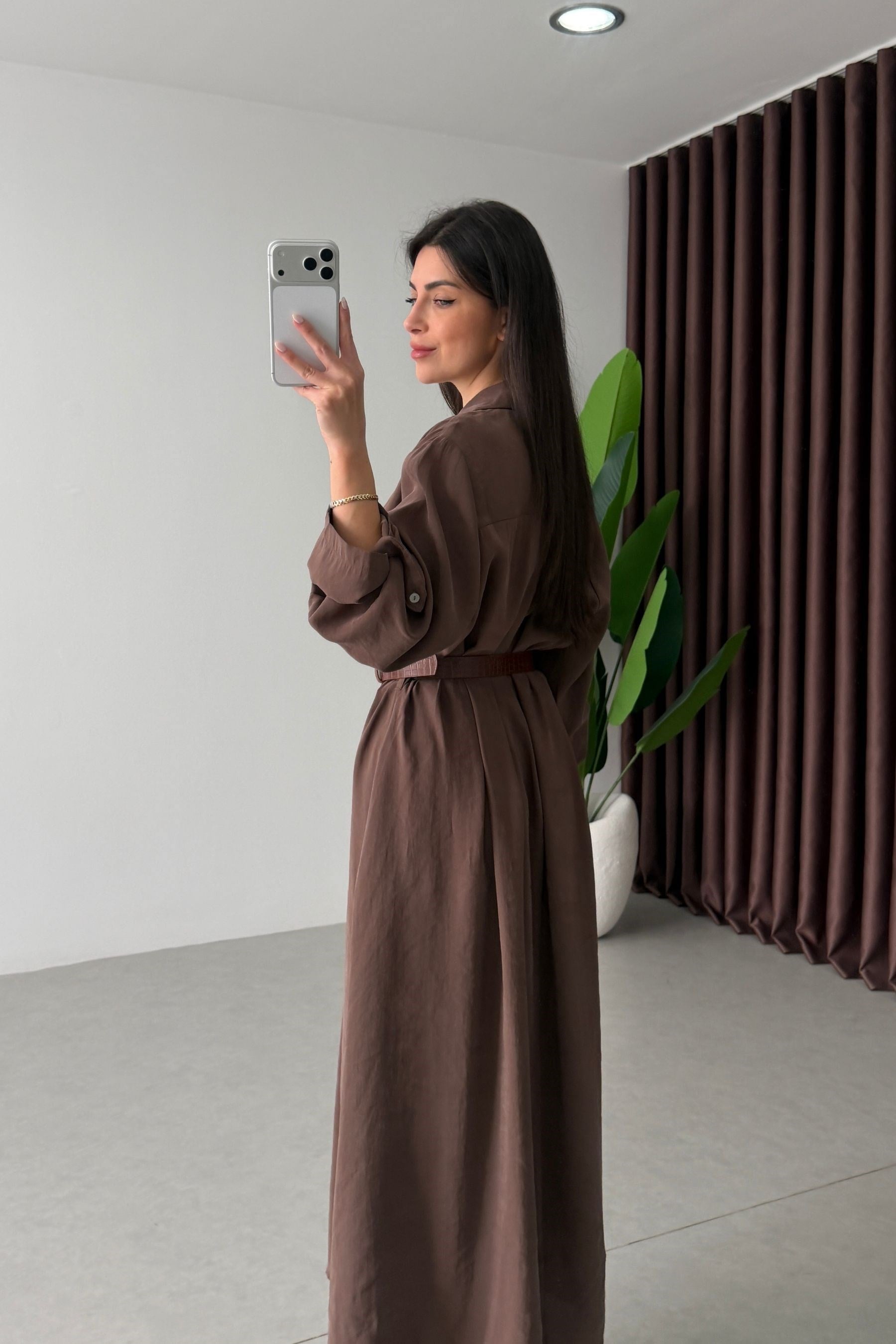 Robe Sienna Mocha femme, coupe aérienne, tissu léger, ceinture fine, design minimaliste